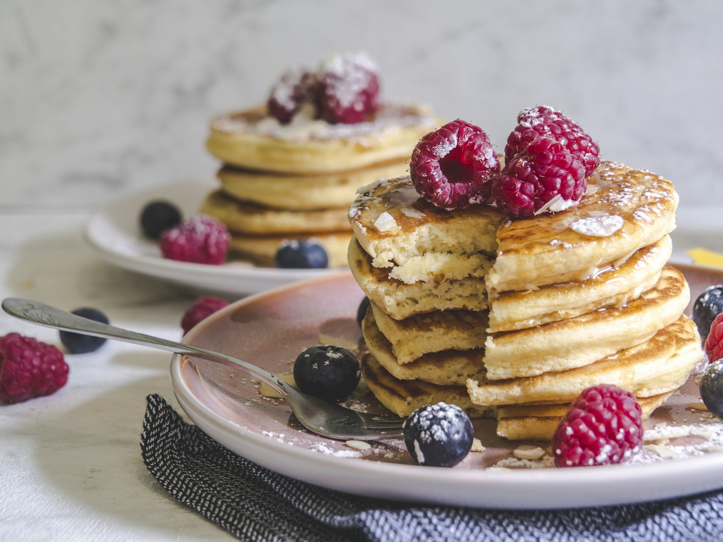 FLUFFY HIGH PROTEIN PANCAKES MIX
Blend 1/2C cottage cheese, 2 eggs, 2Tbsp milk, 1Tbsp melted butter, and 1Tbsp maple syrup until smooth. In a separate bowl, sift together 1C flour of choice and 1+1/2tsp baking powder. Add in your blended mixture and