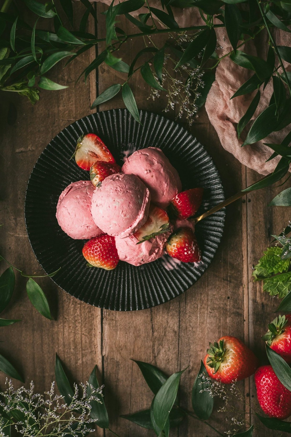 HIGH PROTEIN STRAWBERRY
3/4C milk, 1/4C greek yogurt, 1 scoop vanilla protein powder, 1Tbsp honey/sweetener, 1C chopped strawberries. I recommend blending this mix before freezing for a smoother ice cream.