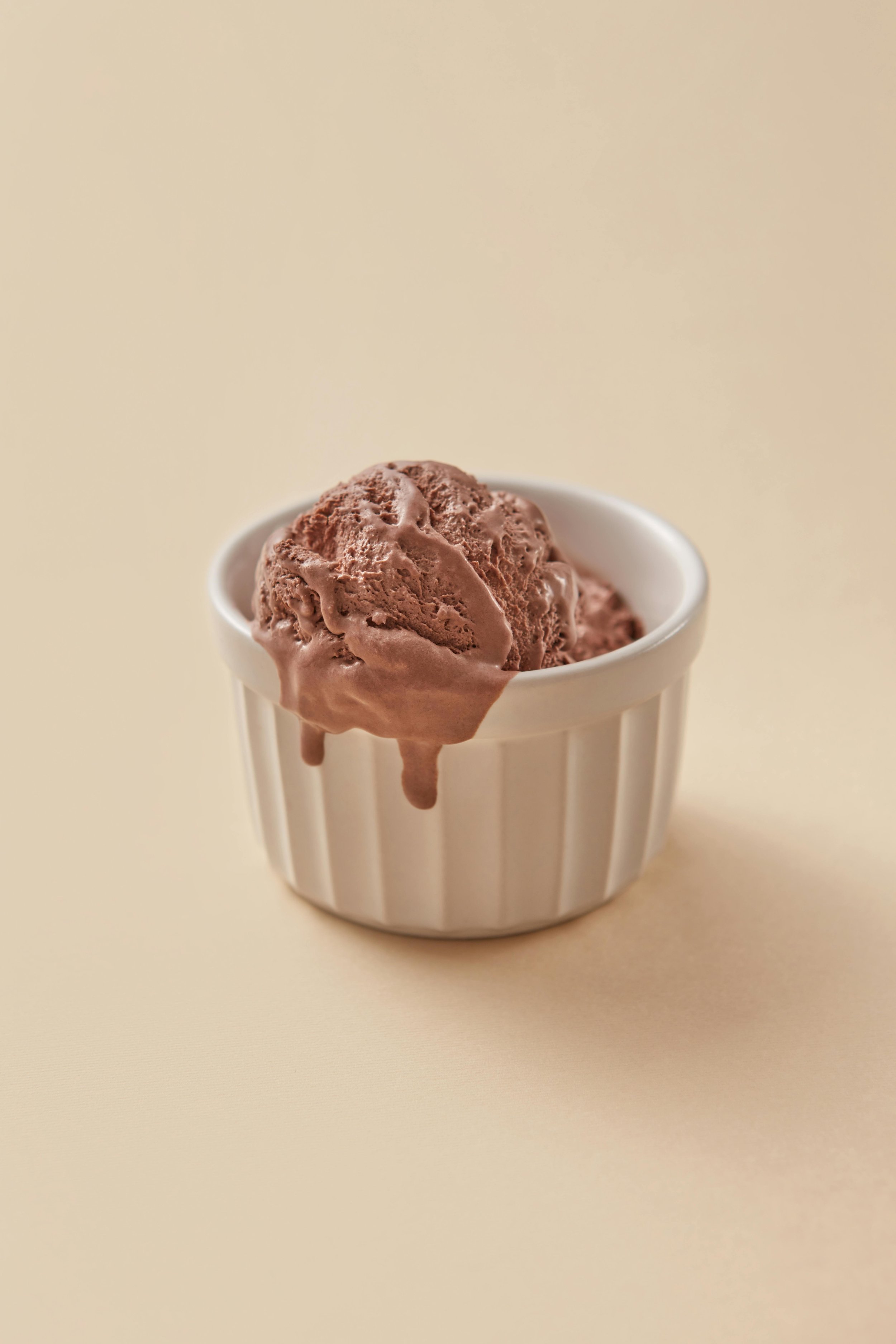 HIGH PROTEIN CHOCOLATE
Blend 30g cottage cheese, 1/2C milk, 1/2C water, 1+1/2Tbsp unsweetened cocoa powder, 7g sugar free chocolate pudding mix and freeze.