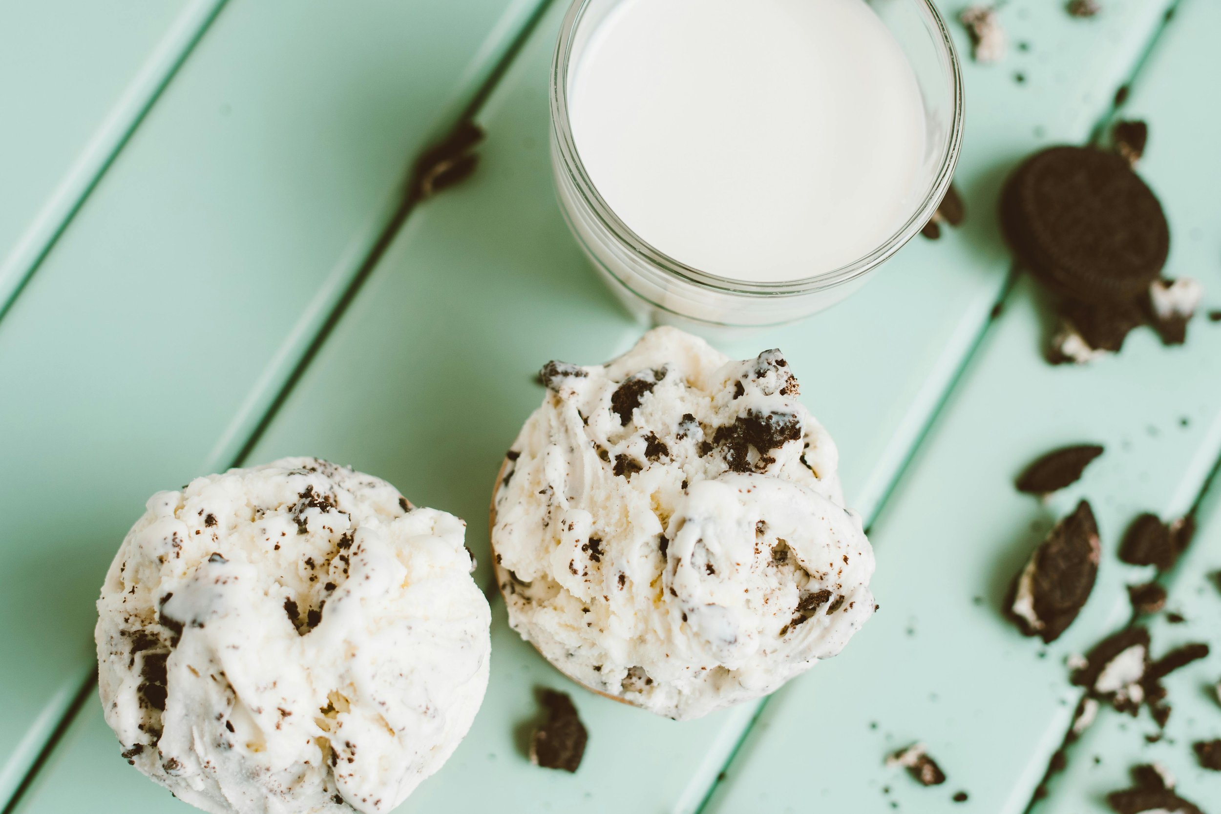 HIGH PROTEIN COOKIES AND CREAM
Blend 30g cottage cheese, 1/2C skim milk, 1/2C water, 7g sugar free vanilla pudding mix, 1 scoop cookies and cream protein powder (or vanilla) before freezing. Spin in the ninja creami and add 1 serving of chocolate cr