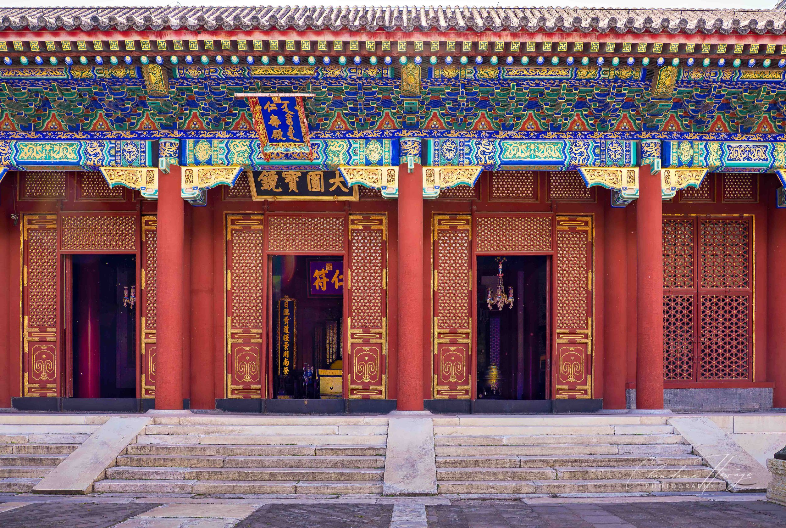 The facade of the "Hall of Benevolence and Longevity" (Renshoudian). Originally built in 1750.
The gold placard reads, "A Great, Round, Precious Mirror" (大元宝晶), which means that governance should be as perfectly clear, unbiased, and all-reflecting as