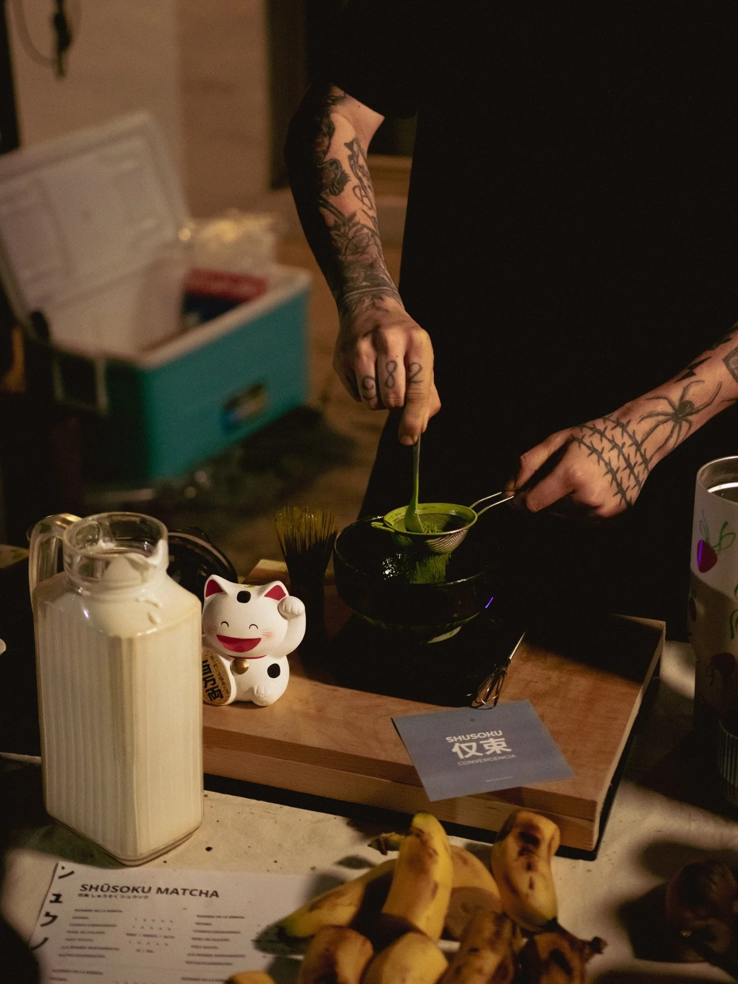 Hoy celebramos nuestro primer aniversario Conveesta y lo hicimos de una manera diferente&hellip;

Nos emociona presentarles Shusoku Matcha 仅束 🍵 @shusokumatcha 

Un nuevo proyecto de Conveesta junto a @ander.keev que llega para invitarnos a pausar, c