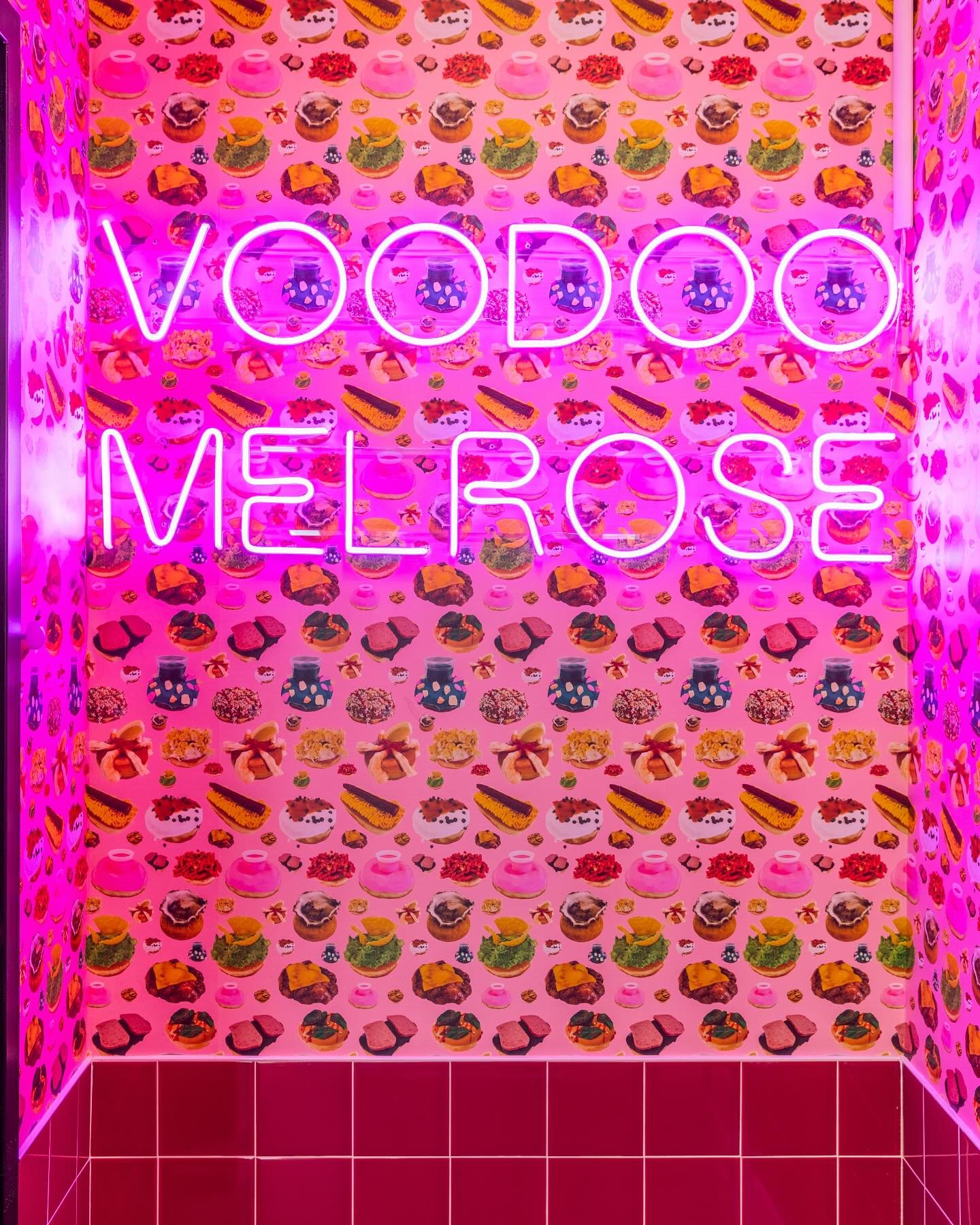 We love popping in the Voodoo Doughnut reject doughnuts wallcovering in their new stores whenever we can 😉 For some extra fun, we layered on this custom &ldquo;Voodoo Melrose&rdquo; pink neon signage.

Do you recognize any of the rejects?! 🍩 
 
📸 
