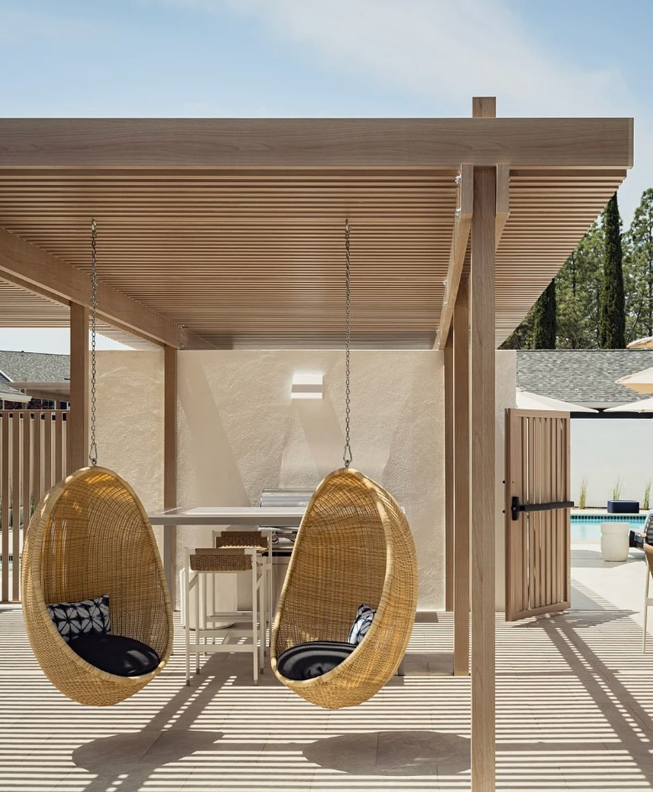 Spring is in full swing ✨

#multifamily #design #sourcing #outdoorlife #lalaland #swingaway 

-
📸: Ari Burling