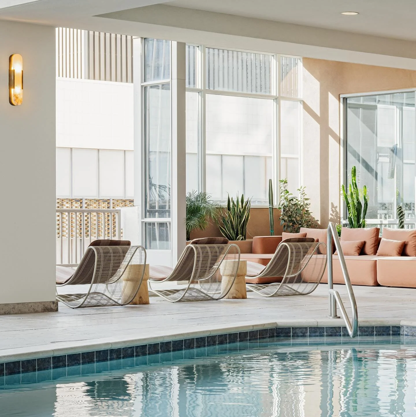 Outdoor/Indoor poolside life at our 44 Monroe project. 👌

#summerinthecity #multifamily #interior #design #dwsco #poolside 
-
📸: Jason Roehner