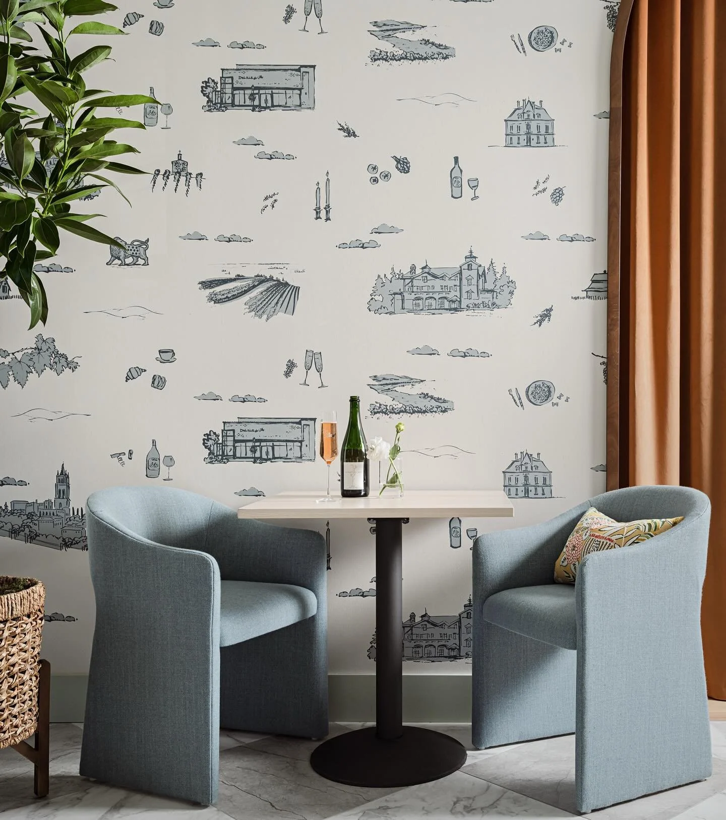 If these walls could talk &hellip; ! We are obsessed with the solarium space @delillecellars and love to see the custom brand illustrations used throughout the space and brand. Come see for yourselves this weekend! 

#producingjoy #custom #wallcoveri