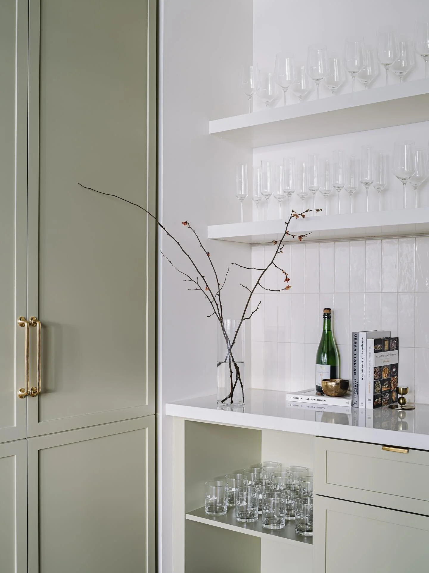 The immaculate vibes @delillecellars En Ville are brought to you by the details: Fabrics, finishes, curves and arcs, lively plants and hand-drawn custom wallcovering. Take it all in while you try a flight. 

#dwsco #hospitality #design #details #cust