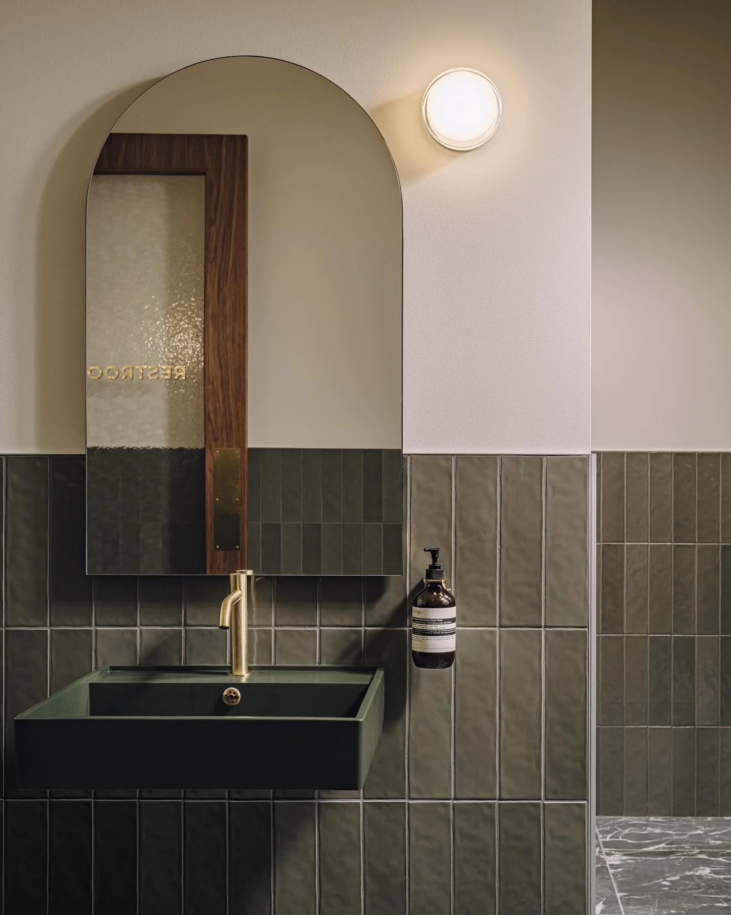 So many design touches and details, even in the WC. And we love a green WC. 

#nonotes #details #green #interiordesign #color 
-
📸: @roehnerrr