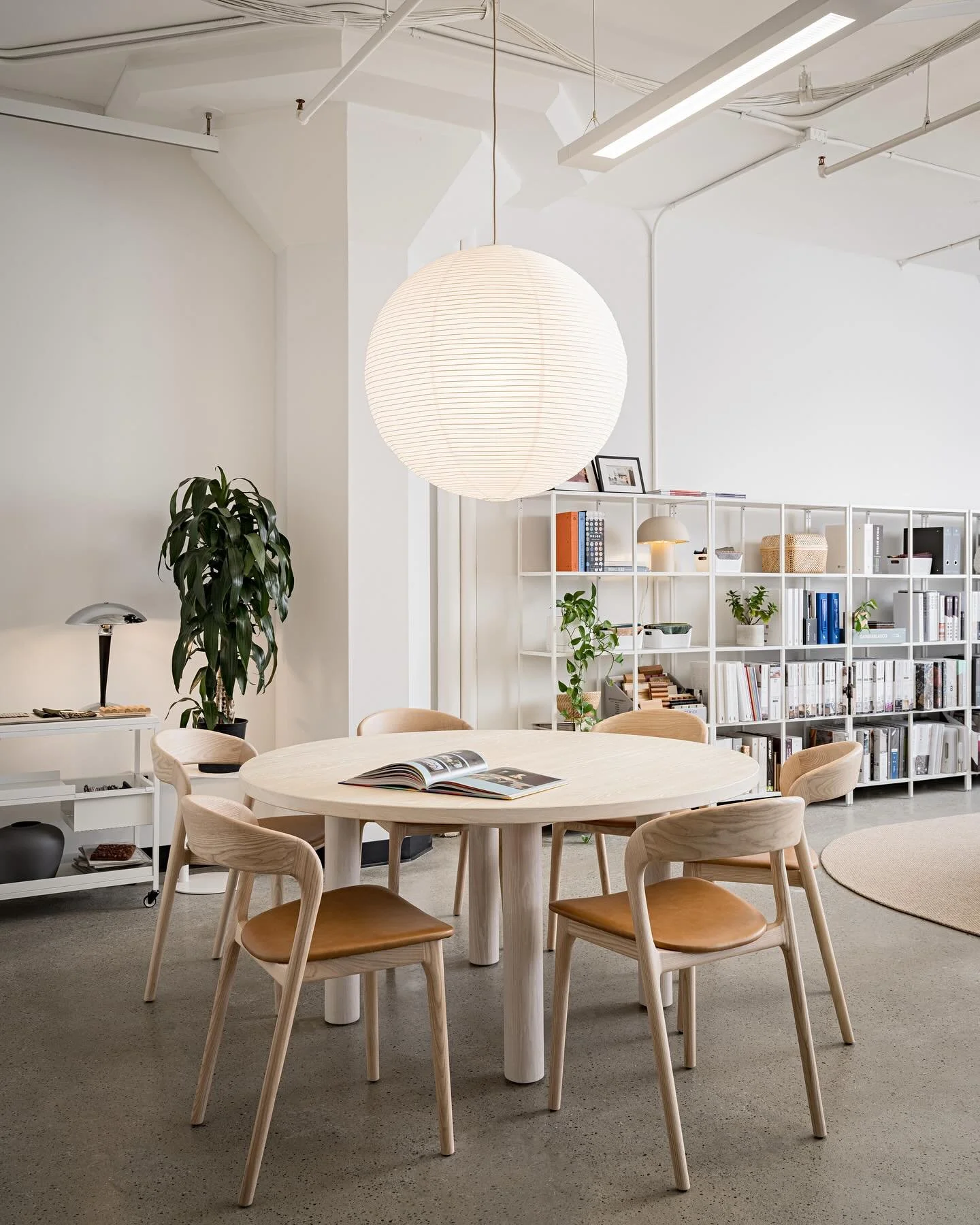 Designers have been designing. Peek these gorgeous shots of our Seattle office!

#interiordesign #dwsco #newoffice #workspacedesign #ff&amp;e #details 
-
📸: @roehnerrr