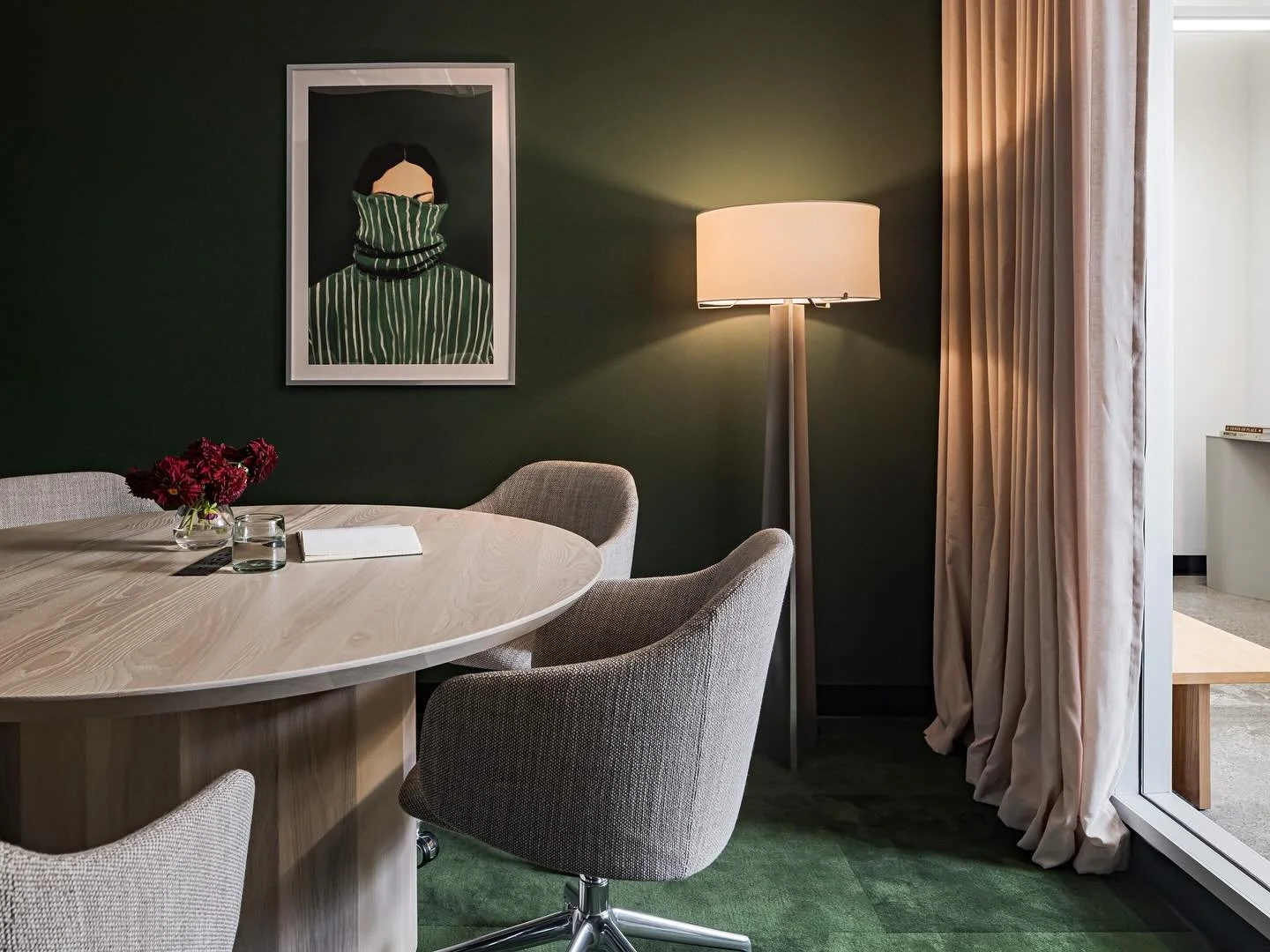 Fern Conference room. All the business, plus vibes.

#seattle #interiordesign #office #vibes #fern #green
-
📸: @roehnerrr