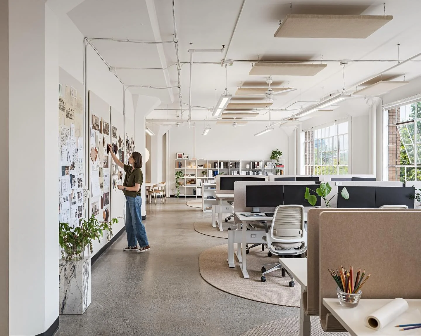 We love a working pin up board. One of the best things about a physical office. 

#workspace #design #materialboard #pinup
-
📸 : @roehnerrr