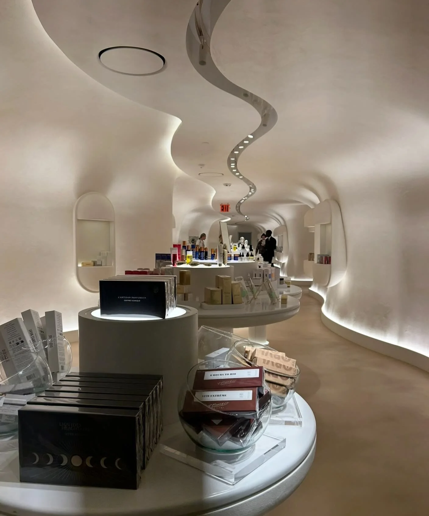 ::Inspiration:: @printempsnewyork 

#retail #design #curves #nyc #inspiration