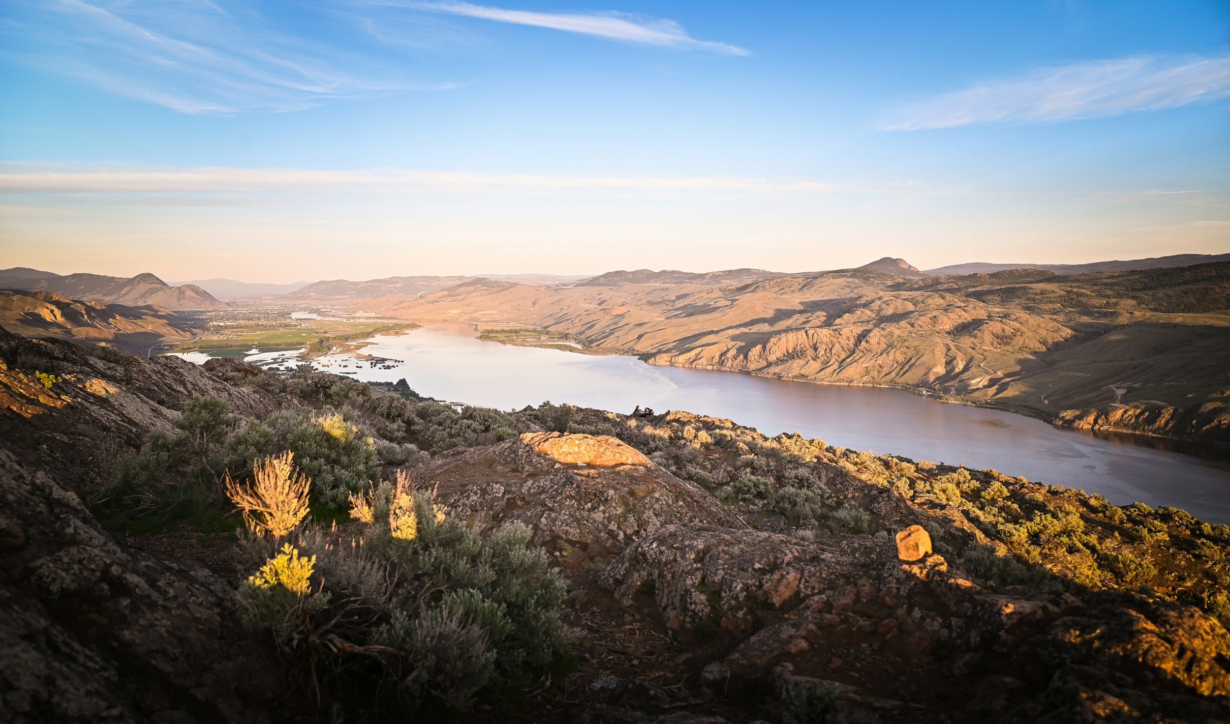 wide landscape in Kamloops with the mountains and river