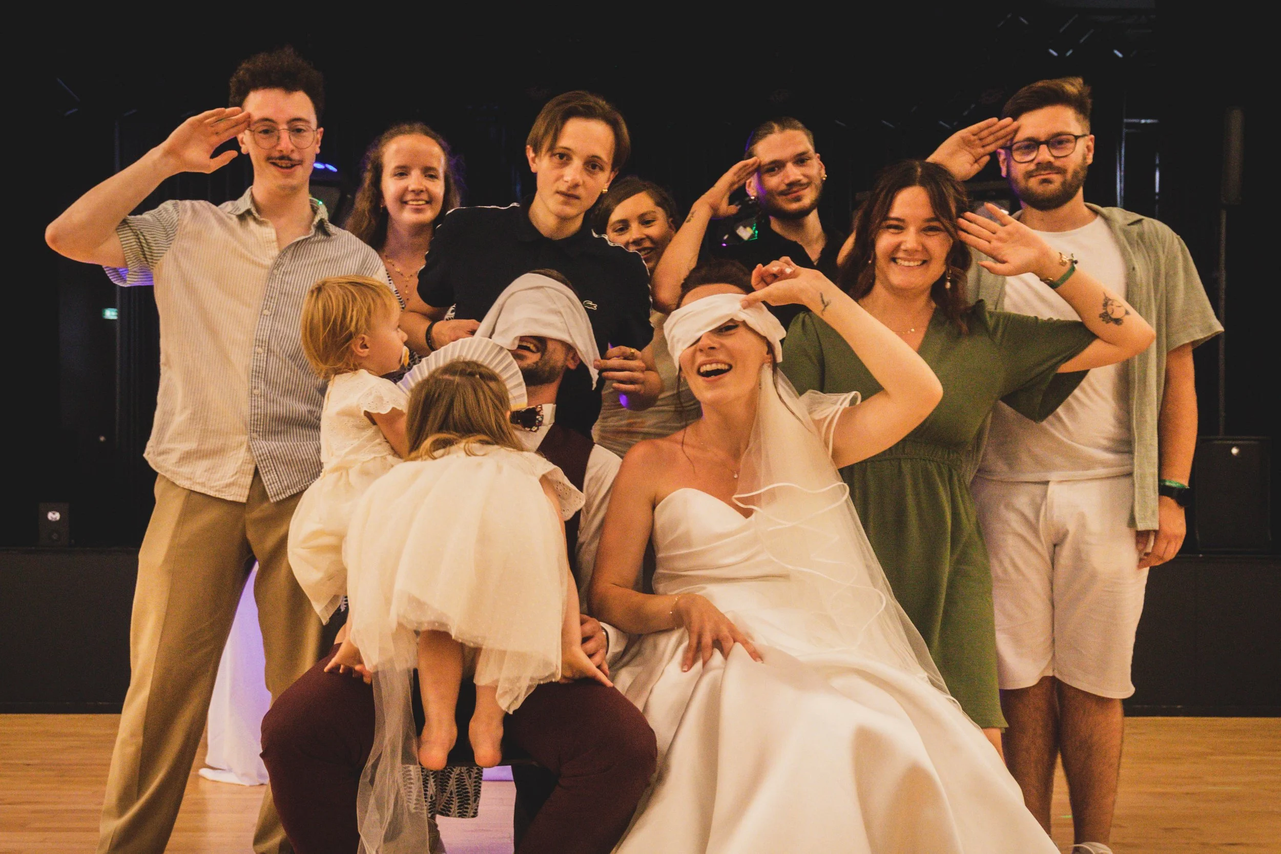 Photo de groupe fun mariés yeux bandés