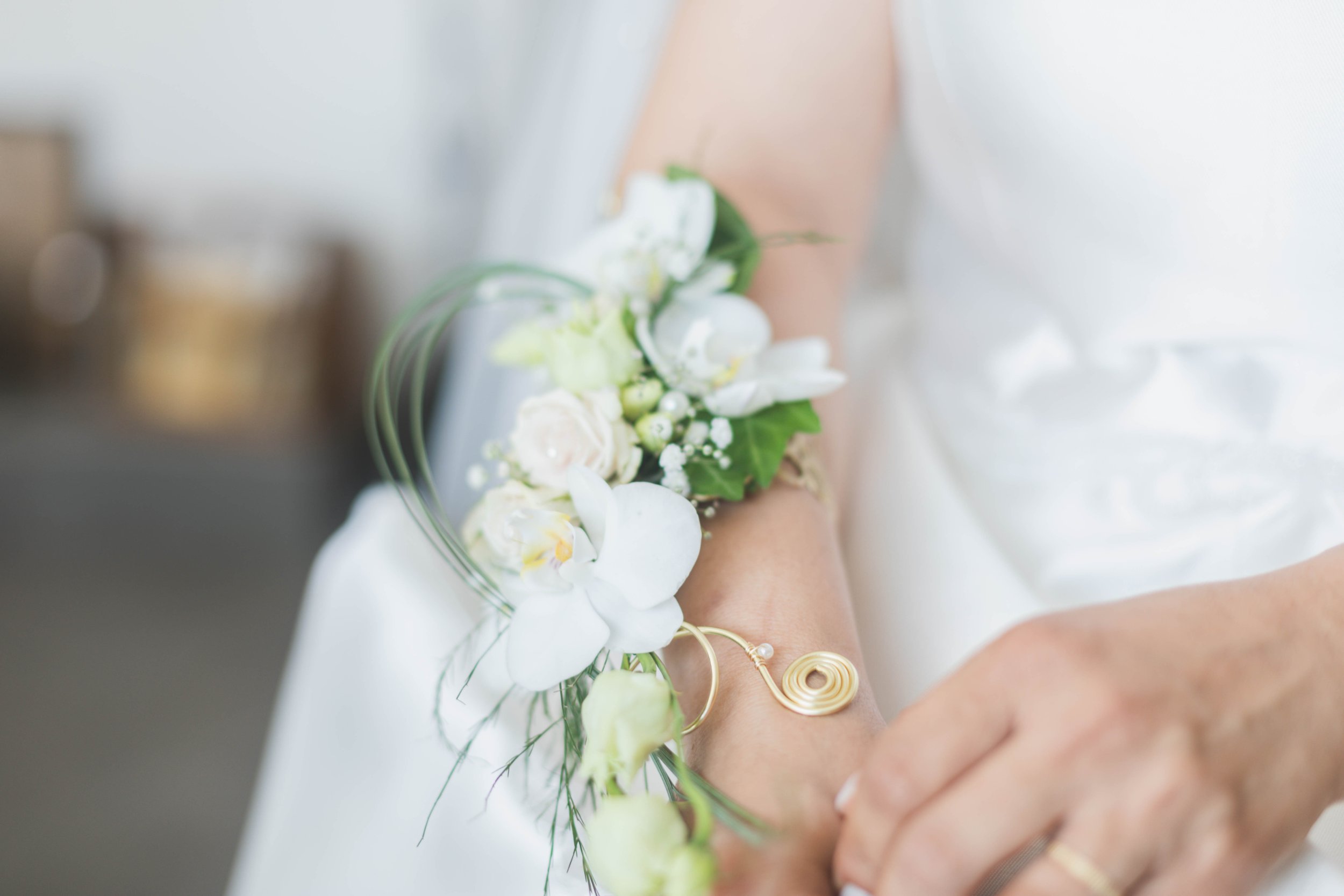 Détail bijoux mariée, fleurs et dorures