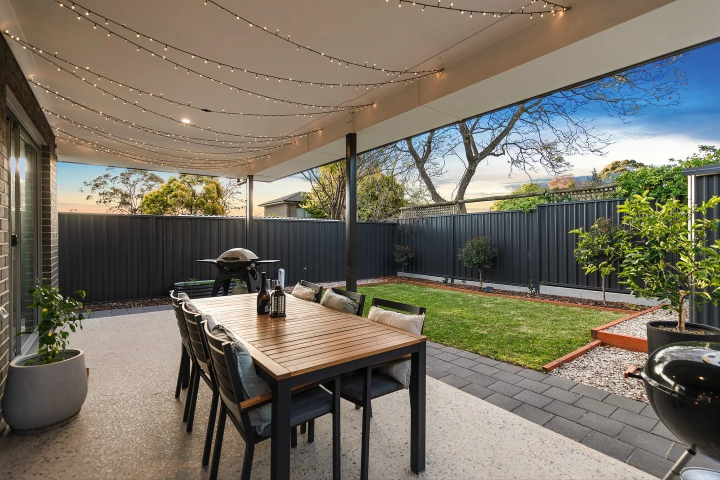 An entertainer&rsquo;s dream. This fantastic alfresco dining space brings indoor-outdoor living to life. Whether it&rsquo;s summer BBQs, long lunches, or cozy winter dinners under the heaters, this space is designed for year-round enjoyment. Style, c
