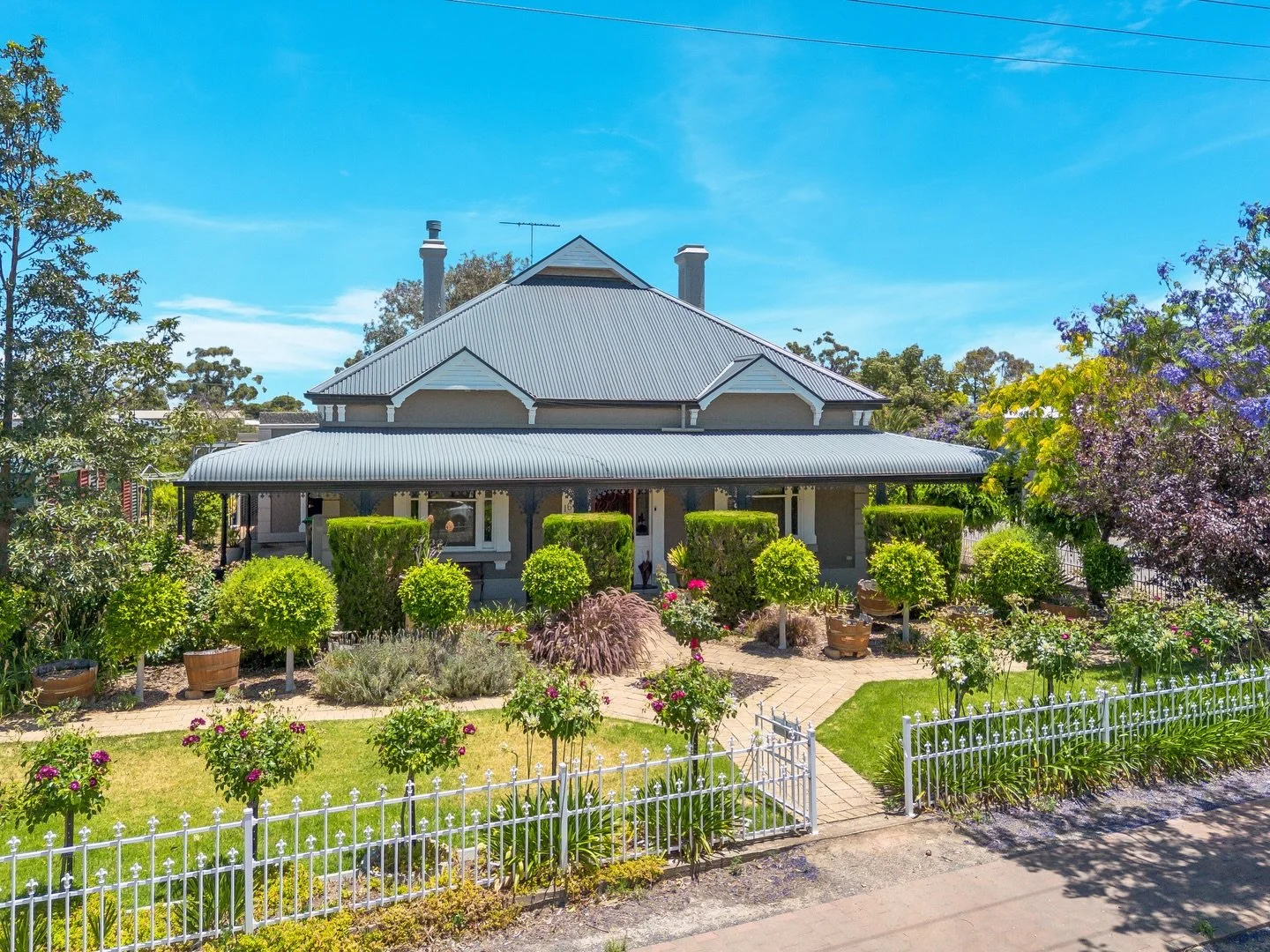 A stately character home with timeless street presence, manicured gardens and refined charm that never dates.
We love showcasing homes where heritage details meet lifestyle appeal, creating instant emotional connection and standout first impressions.