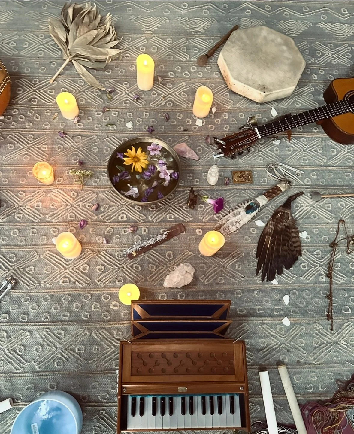 Sharing sound is my love language 🌹🪽 

From recent sound ceremonies that felt so magical to guide and cocreate 🤍