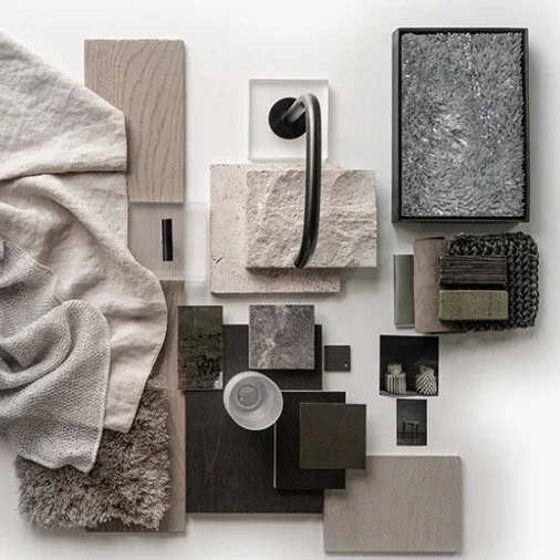 Disposition d'échantillons de matériaux pour décoration intérieure, comprenant des tissus, des pierres, des carreaux, et des accessoires.