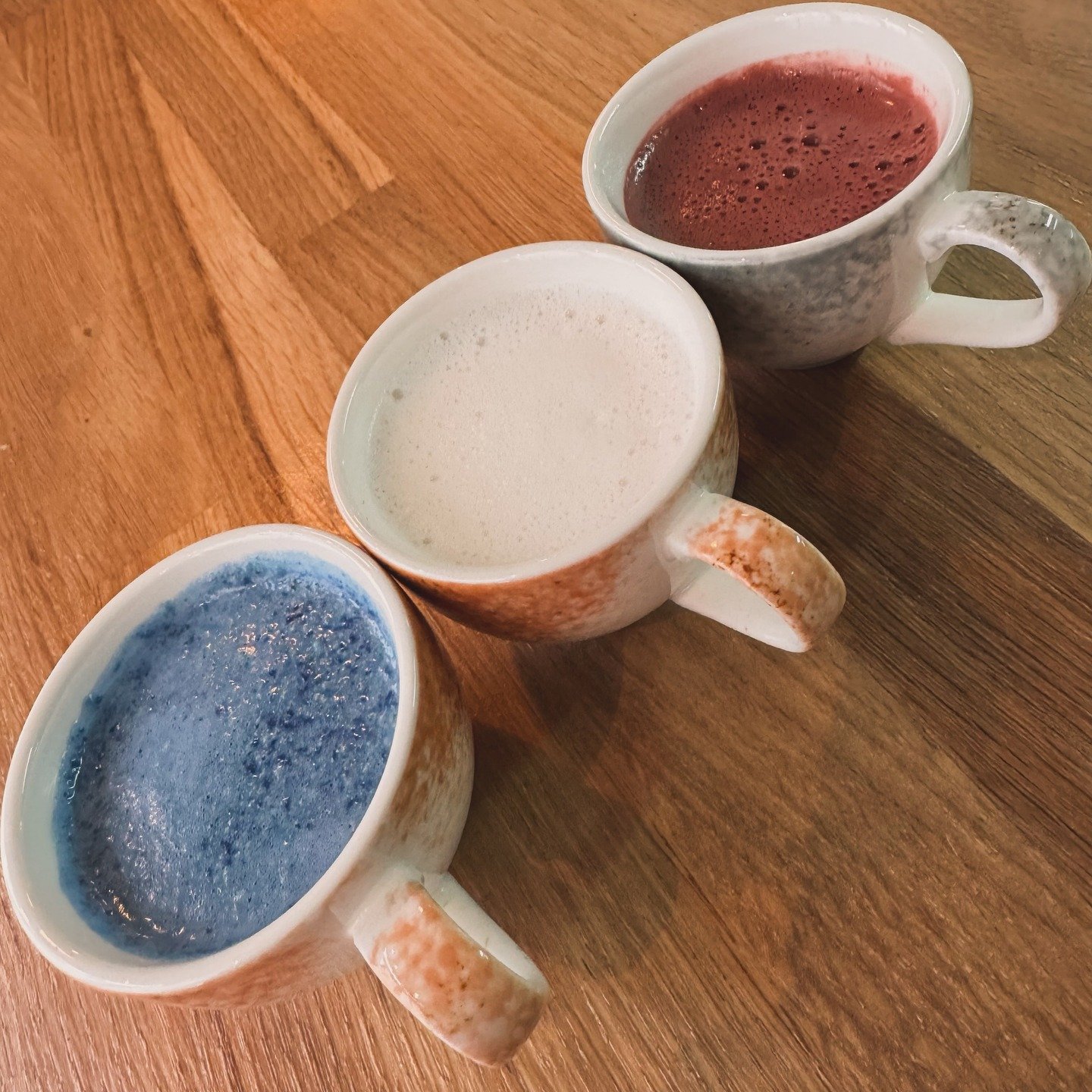 C&rsquo;est trois tasses ne repr&eacute;sentent pas que les couleurs du drapeau fran&ccedil;ais et de l&rsquo;&eacute;quipe de France, bien au contraire&hellip; il s&rsquo;agit des Crazy Lattes que vous pouvez retrouver chez @kaffa_koffee en version 