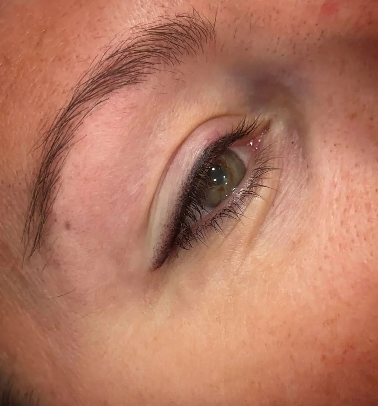What we did here:
Built depth right into the lash line&mdash;working between the lashes to create a solid, seamless base ✊
(It&rsquo;s that annoying spot where makeup never wants to stay put anyway.)

Then to finish, I soften and diffuse the pigment 
