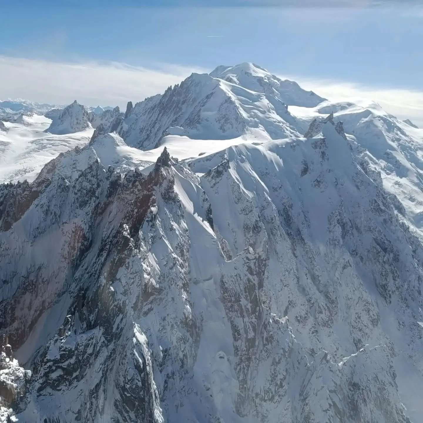 Vol en altitude en montagne, derni&egrave;res heures de m&ucirc;rissement avant de partir &agrave; la mer !

http://mountainhelico.com

#Helico #Fly #Vol #Passion #Altitude #MontBlanc #AiguilleDuMidi #Mountain #MountainHelico #R44 #High #Vue #Glacier