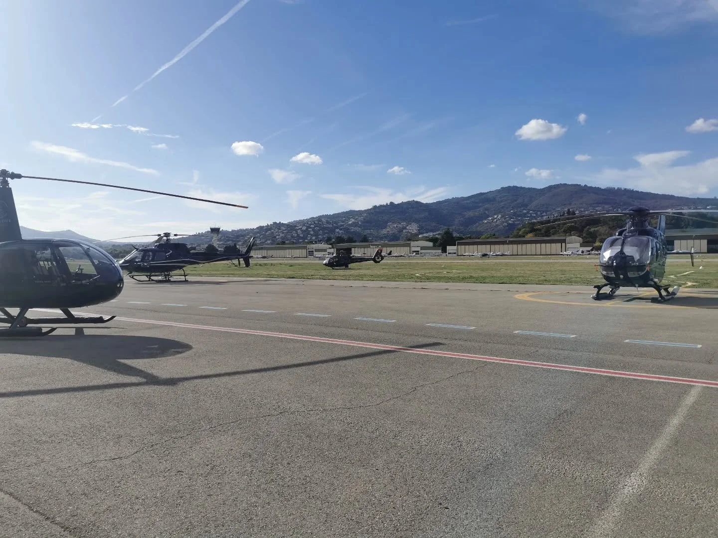 Bien entour&eacute; ! 

http://mountainhelico.com

#Mountain #Helico #Cannes #Fly #Vol #Pilot #CPL #Air #Aeronautique #Aerodrome #Helicopter #Helicopt&egrave;re