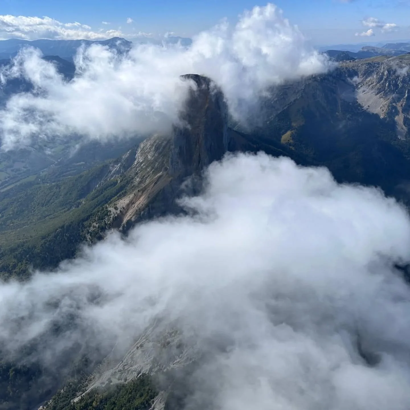 Cach&eacute; dans les nuages ! 

http://mountainhelico.com

#Montagne #Mountain #Helico #InTheMountain #MountainHelico #Nuages #Meteo #Aeronautique #Alps #Alpes #Pilote #Pilotage