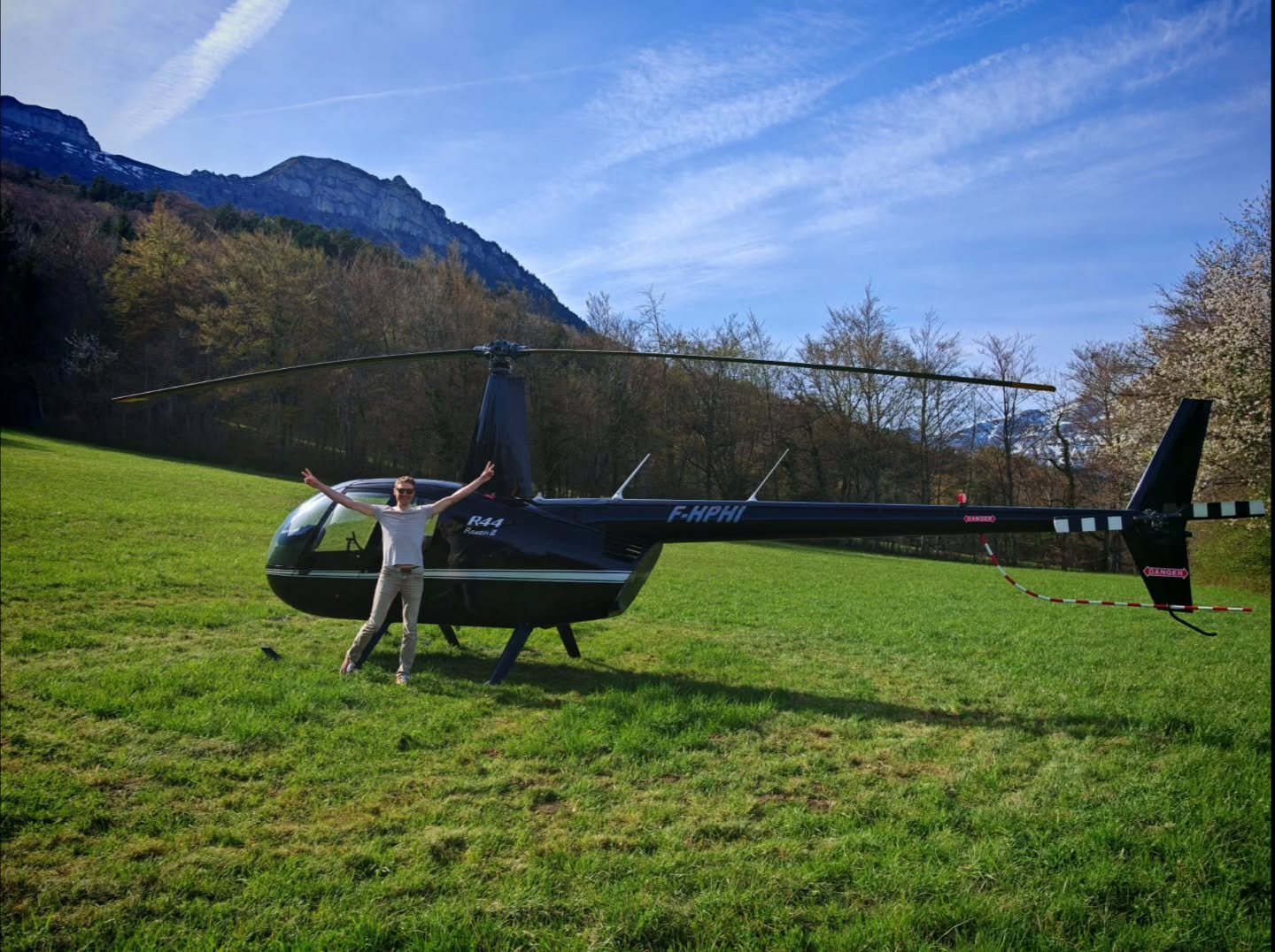 Toujours aussi heureux de piloter 🚁
Et vous, c&rsquo;est quoi votre sensation de libert&eacute; ? 🔥

http://mountainhelico.com

#Freedom #PilotLife #Helicopter #SkyLover