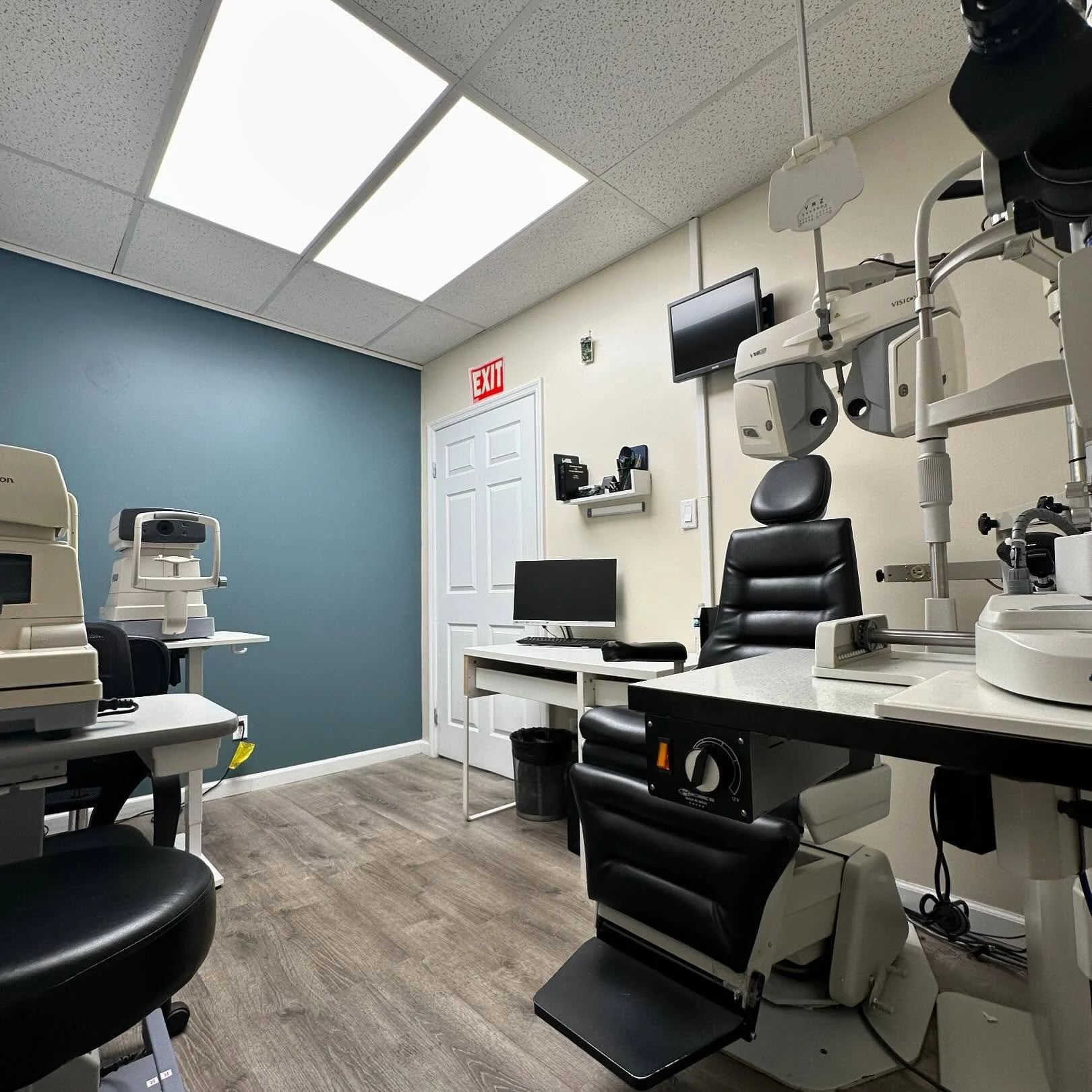 👀 Take Care of Your Eyes with Our Digital Comprehensive Eye Tests! 👀

It&rsquo;s important to have an eye test at least every two years to ensure your eyes are healthy and your vision is clear.

🕒 We are here for you Monday through Saturday. Give 