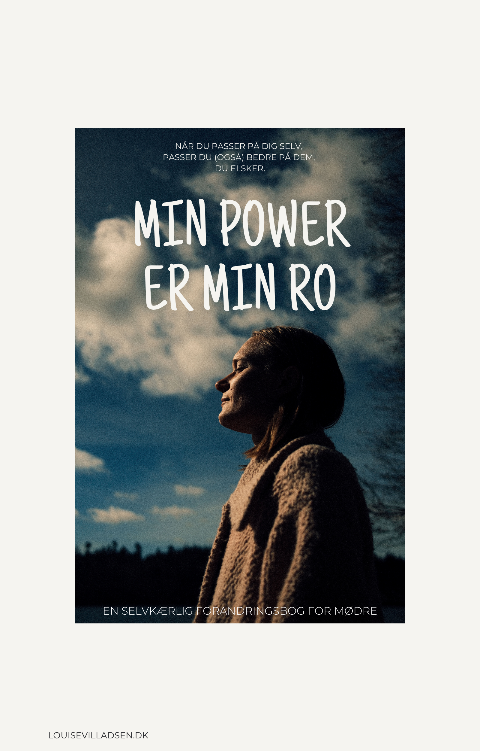 En kvinde står udendørs mod en himmel med skyer, hun ser glad og afslappet ud, med en beige sweater.