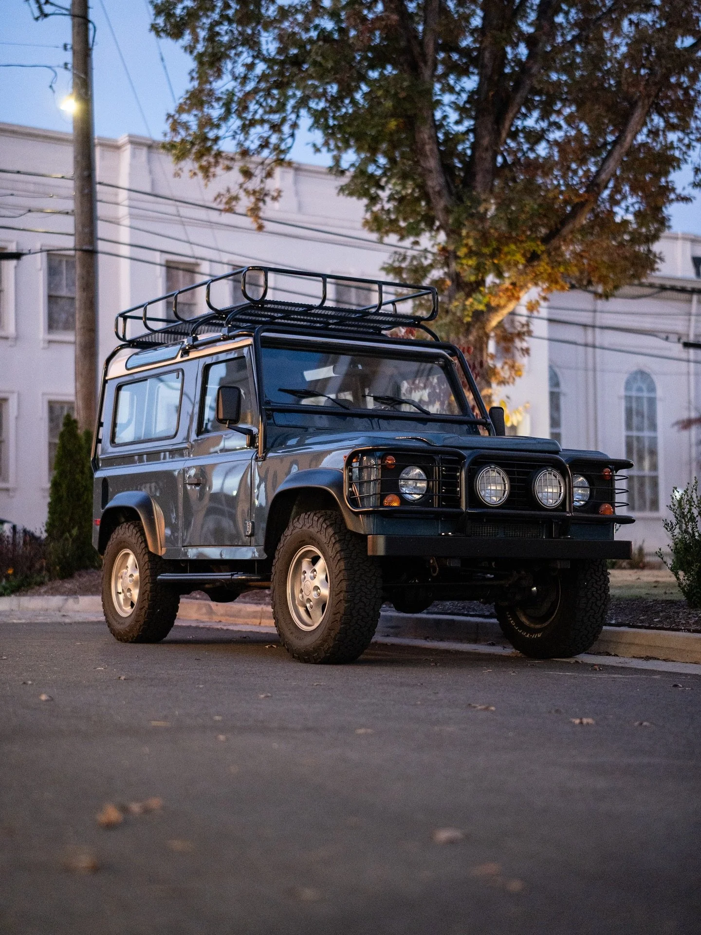Is there anything more perfect than a Defender 90? The ultimate flex, and an endgame dream. There are so many awesome old trucks like this driving around Athens right now, and I can&rsquo;t think of a better way to spend a perfect evening. ⚡️

#defen