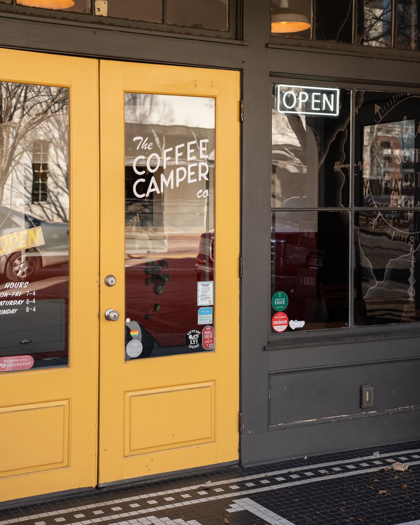 Finding new coffee shops to squat in while I work is one of my favorite things in life, and @coffeecamperco is no exception. ☕️ When a shop uses @wave3matcha and @chromeyellowatl , you know it&rsquo;s a winner, and the staff is 10/10. 

If you haven&