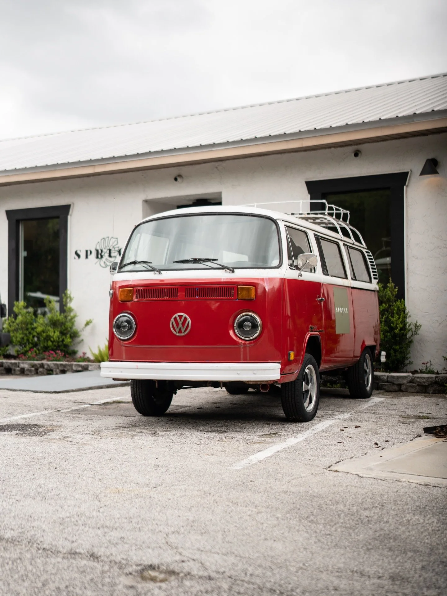 @sprucejax is an awesome plant/coffee/cocktails spot in Murray Hill that has all of my favorite things&mdash;vintage VW van, great coffee, stellar WiFi and vibes. 🪴☕️ This neighborhood is just another new place I didn&rsquo;t know about when I lived