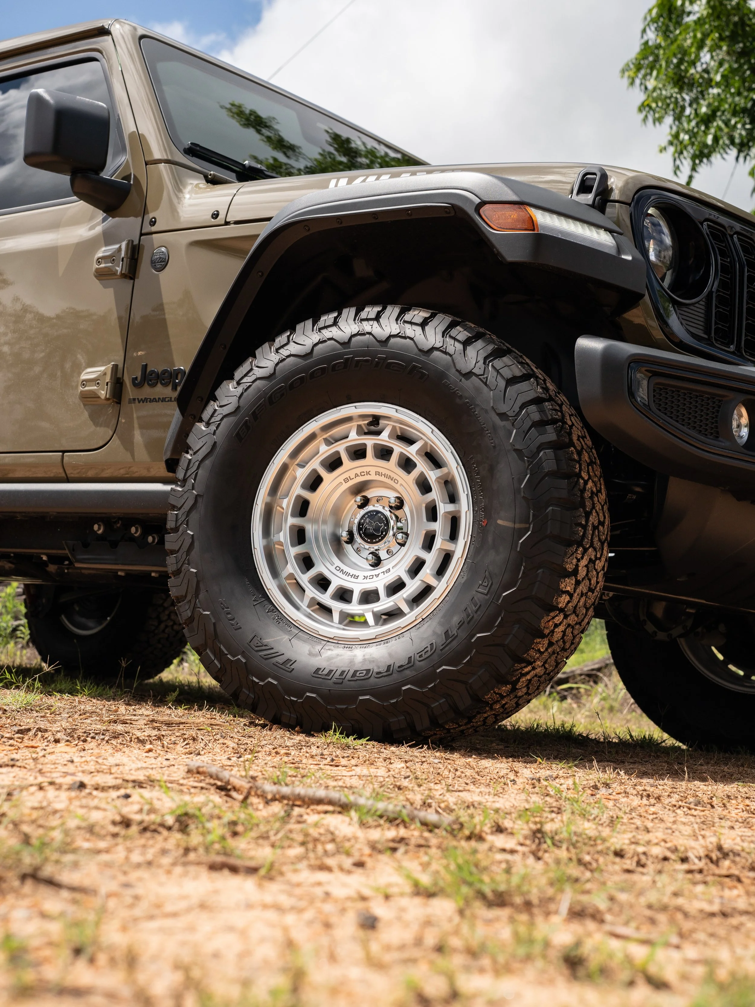 After getting the new @jeep I&rsquo;d been trying to figure out how to honor the &lsquo;41 Green color on the Willys with a new set of shoes that not only had a modern design, but also a nod to classic Jeep steelies. I think these @blackrhinowheels c