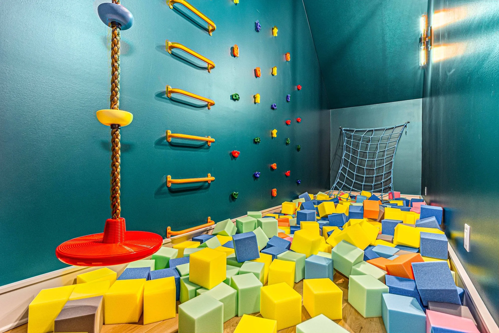 2nd level bunkroom (3).jpg