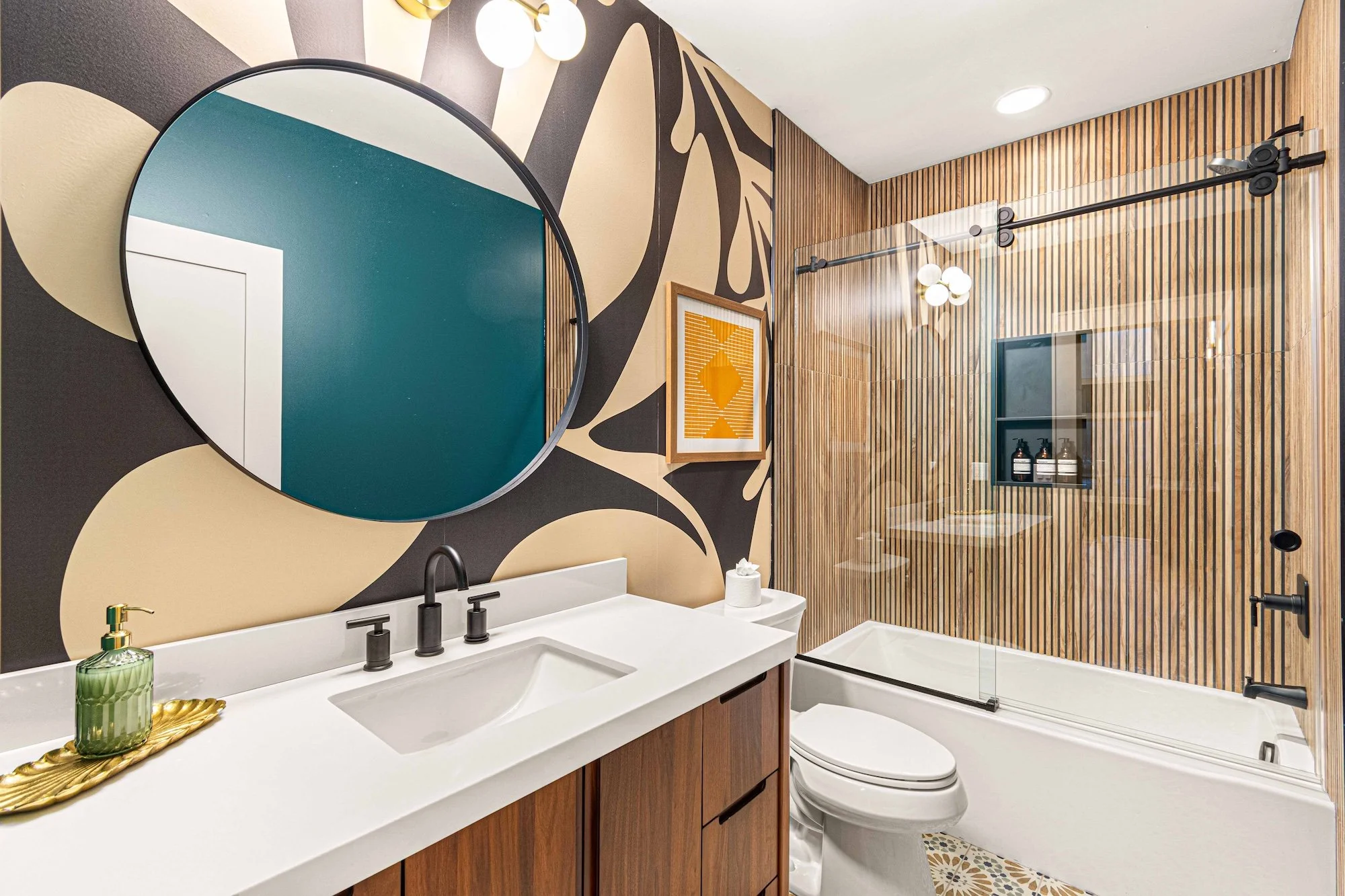 2nd level bath (1).jpg