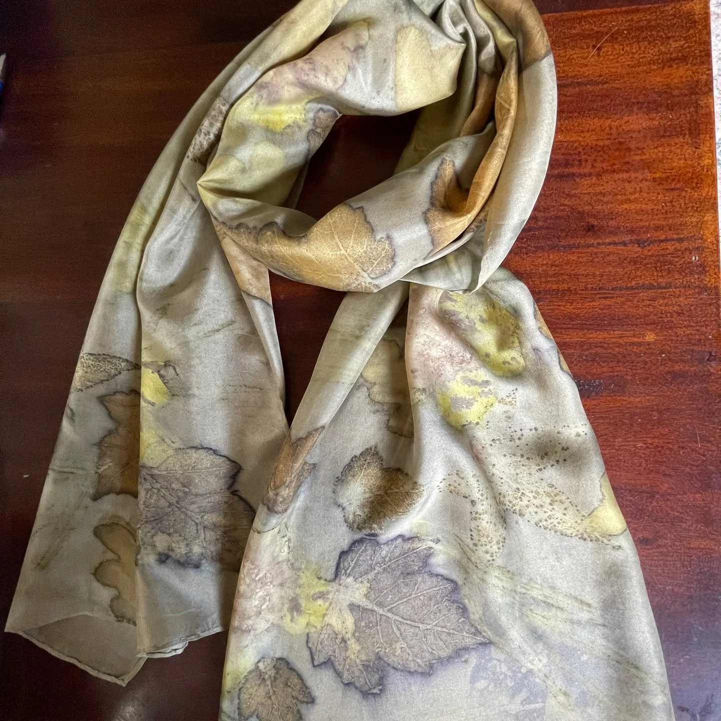 After a long break from posting here... I'm back! 😊 and with a new website as well!
#silkscarf #ecoprint #botanicalprint #leafprint #habotaisilk #naturaldye