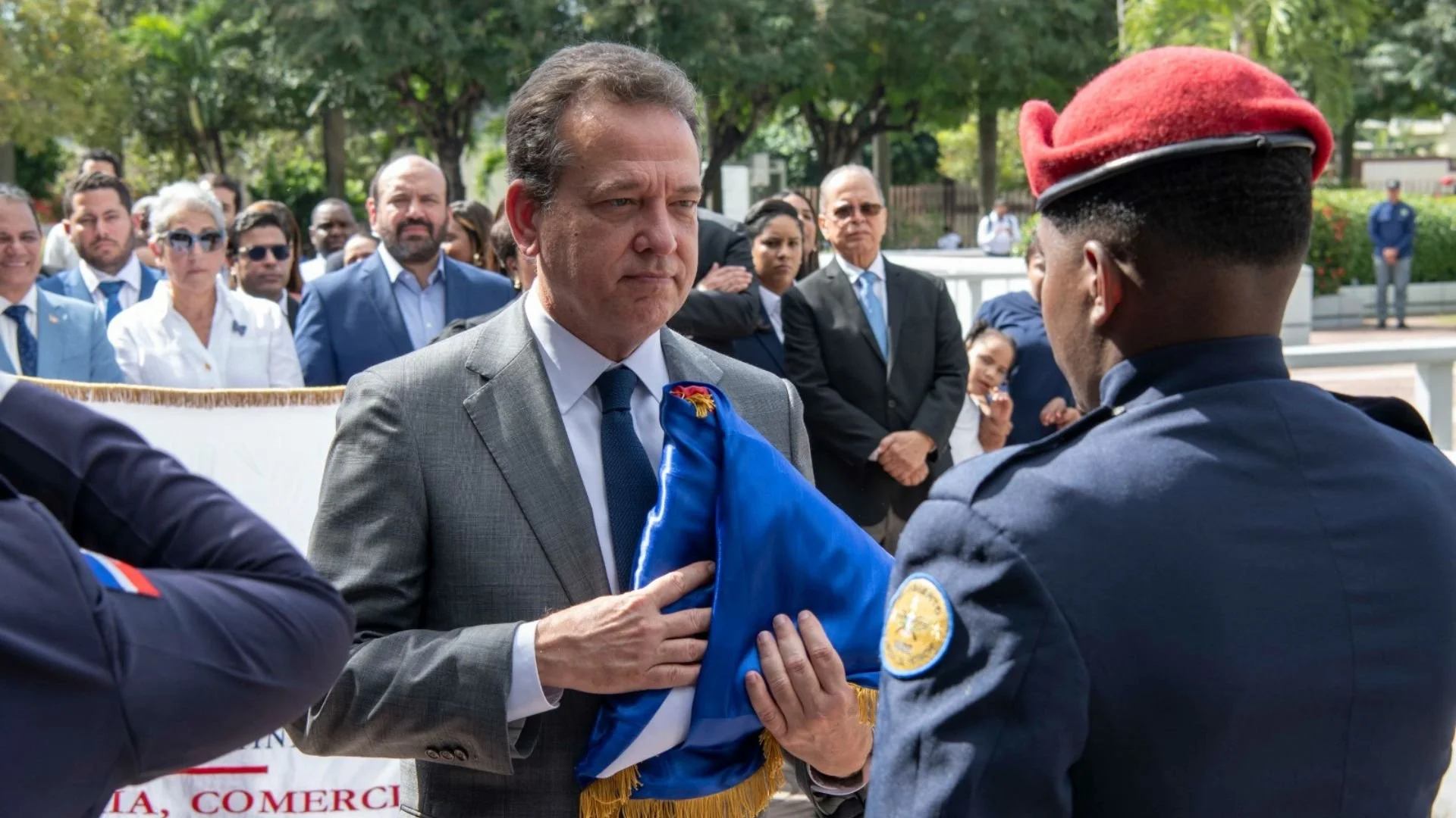 MICM deposita ofrenda floral en el Altar de la Patria en conmemoraci&oacute;n del 181 aniversario de la Independencia Nacional 

 El Ministerio de Industria, Comercio y Mipymes (MICM) deposit&oacute; este jueves una ofrenda floral en el Altar de la P