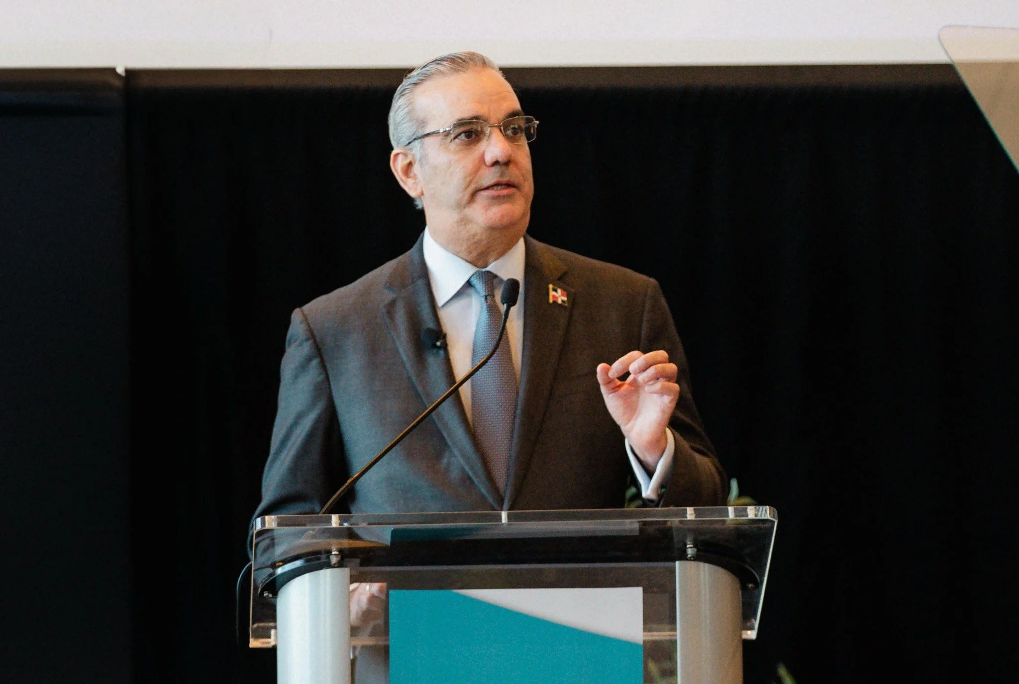 El Presidente Luis Abinader Resalta Ventajas Competitivas de la Rep&uacute;blica Dominicana en la Cumbre de la AAFA 

Washington, D. C. &ndash; El presidente Luis Abinader particip&oacute; en la Cumbre Ejecutiva de la Asociaci&oacute;n Americana de P