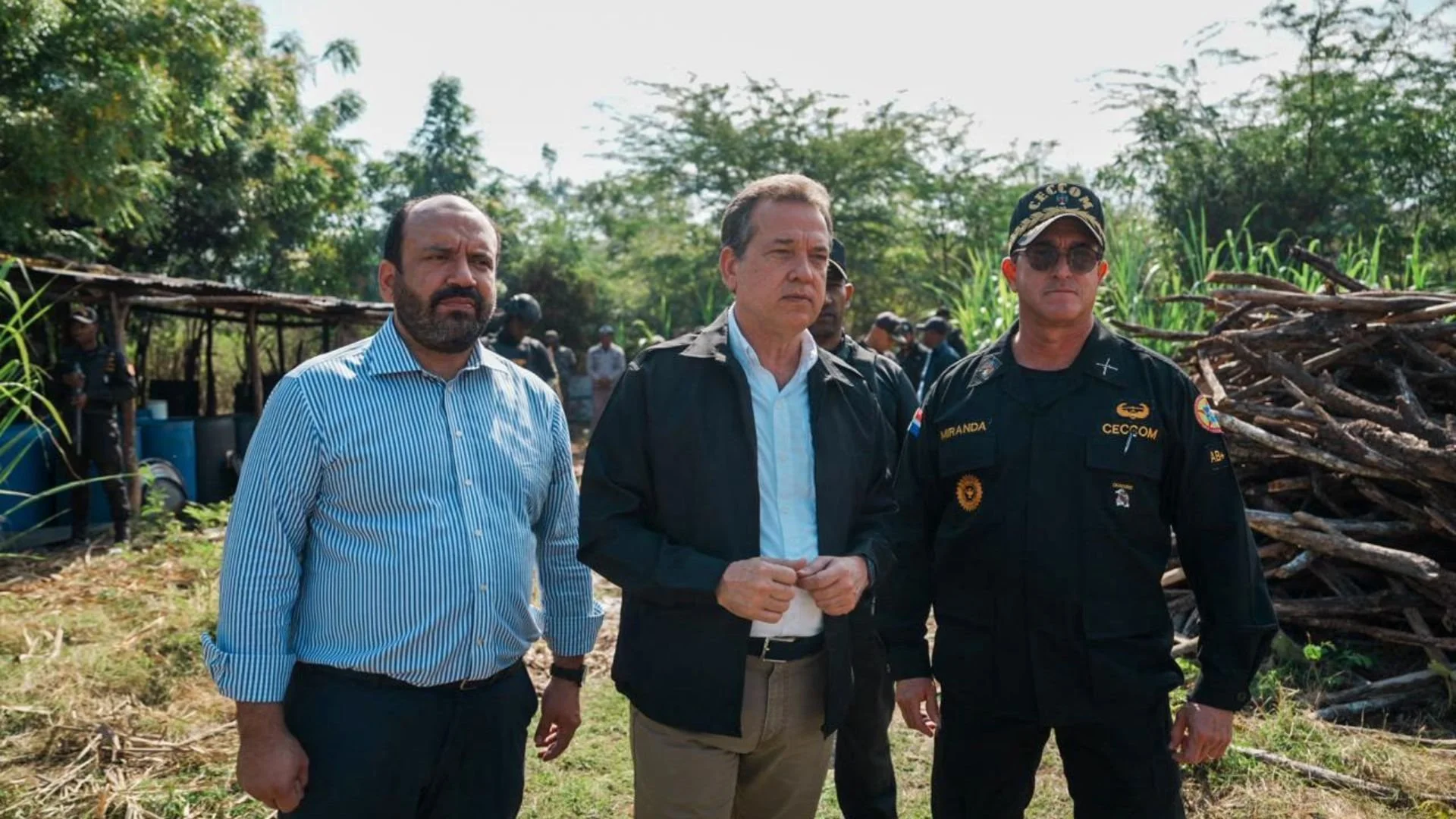 Ministro Ito Bison&oacute; @itobisono encabeza operativo del MICM @MIC_RD
  y CECCOM que desmantela f&aacute;brica clandestina de alcohol en Barahona

Barahona, R.D. &ndash; En un operativo contundente contra el comercio il&iacute;cito, el Ministerio