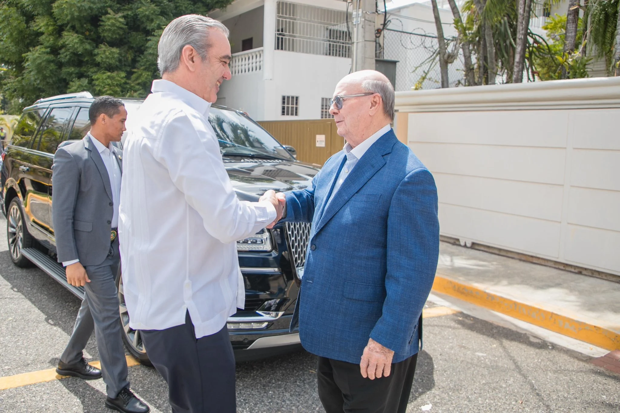 Presidente Luis Abinader sostiene reunión productiva con el expresidente Hipólito Mejía para unificar acciones ante la crisis haitiana