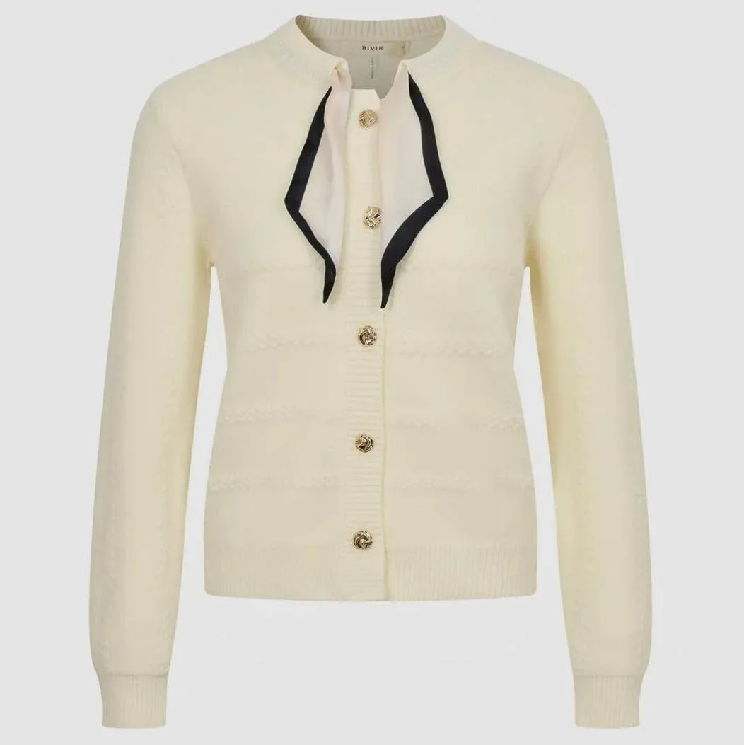 Elegant scarf neck cardigan&hellip;we are wearing this with jeans, black booties and pearl earrings!!!!

#nomoreboringsweaters #LitchfieldCountyCT #winterseason