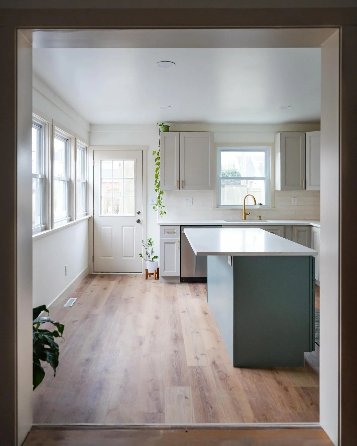 Our team enjoyed transforming this space into a new kitchen!

@abi.k.photo 
@marylandcountertop 
@exclusivecabinetsllc  #kitchenreno #quartz @jandkcabinetryhq
