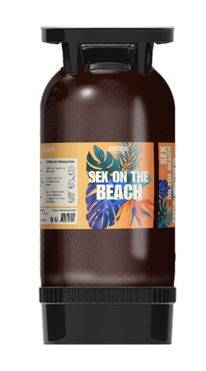 Un fut de cocktail avec une étiquette colorée illustrée de feuilles tropicales et le texte "Sex on the Beach".