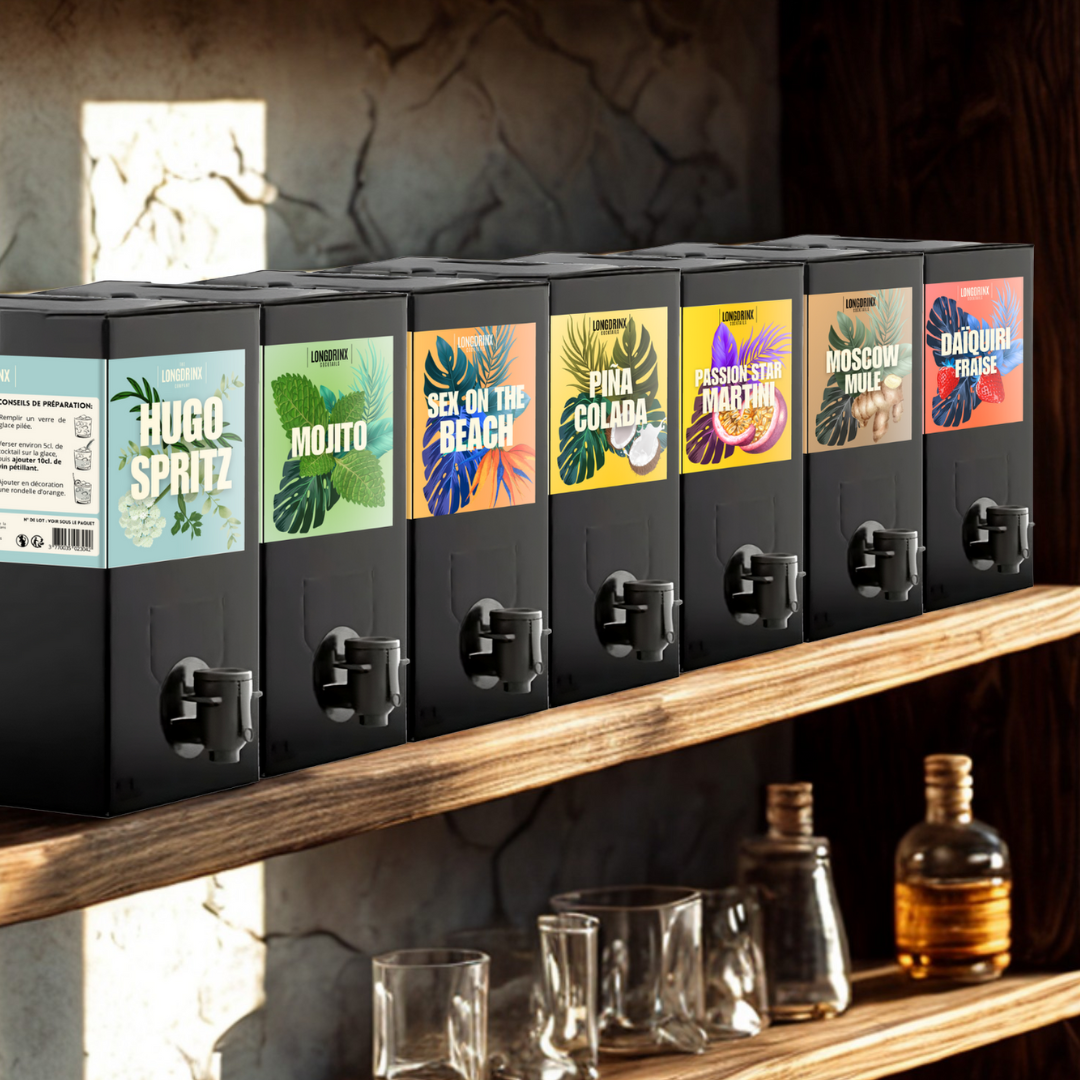Une rangée de distributeurs de boissons colorés avec des étiquettes florales, placés sur une étagère en bois.