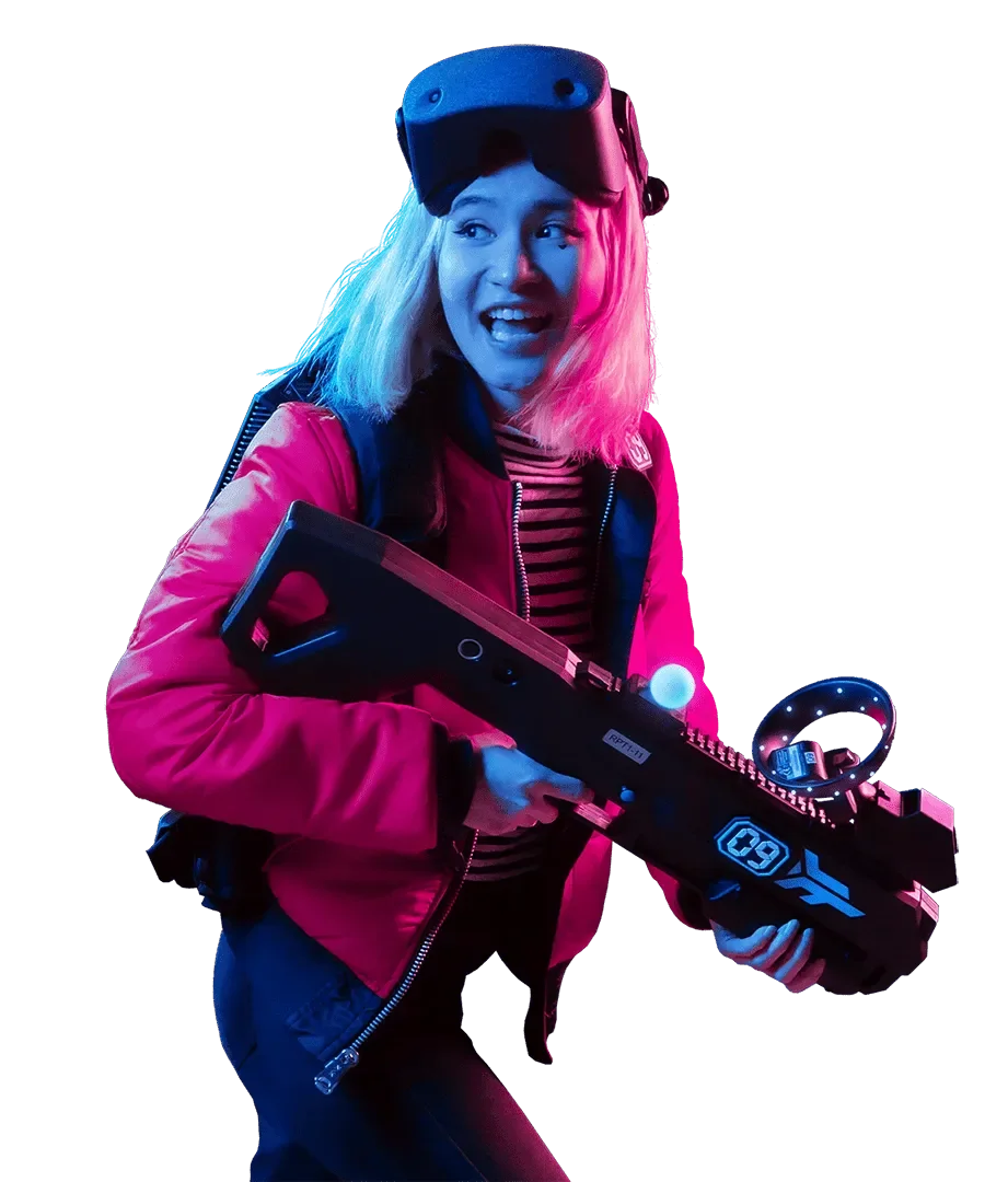Une jeune femme avec une veste rouge et un casque de réalité virtuelle, tenant un laser tag dans un environnement sombre avec des lumières colorées.