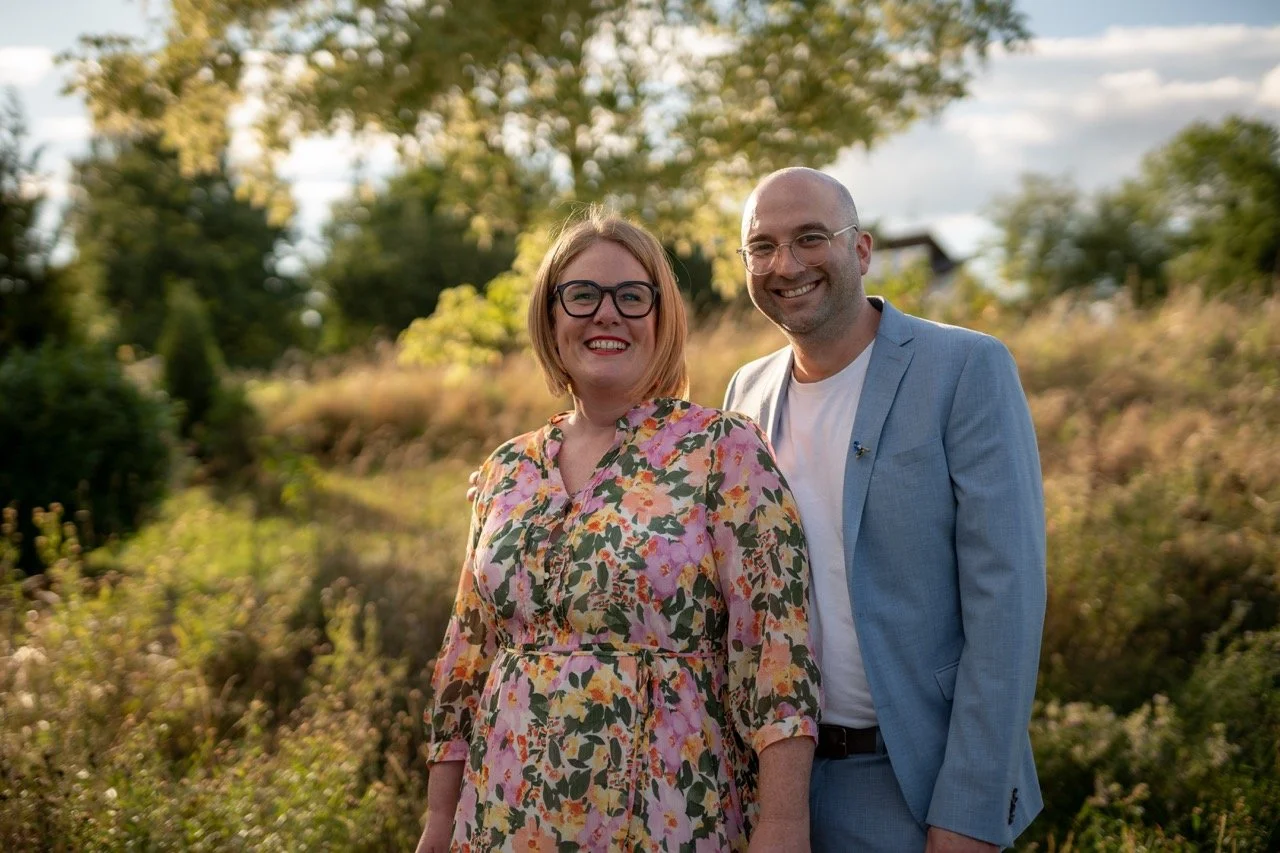 Traurednerin und Fotograf