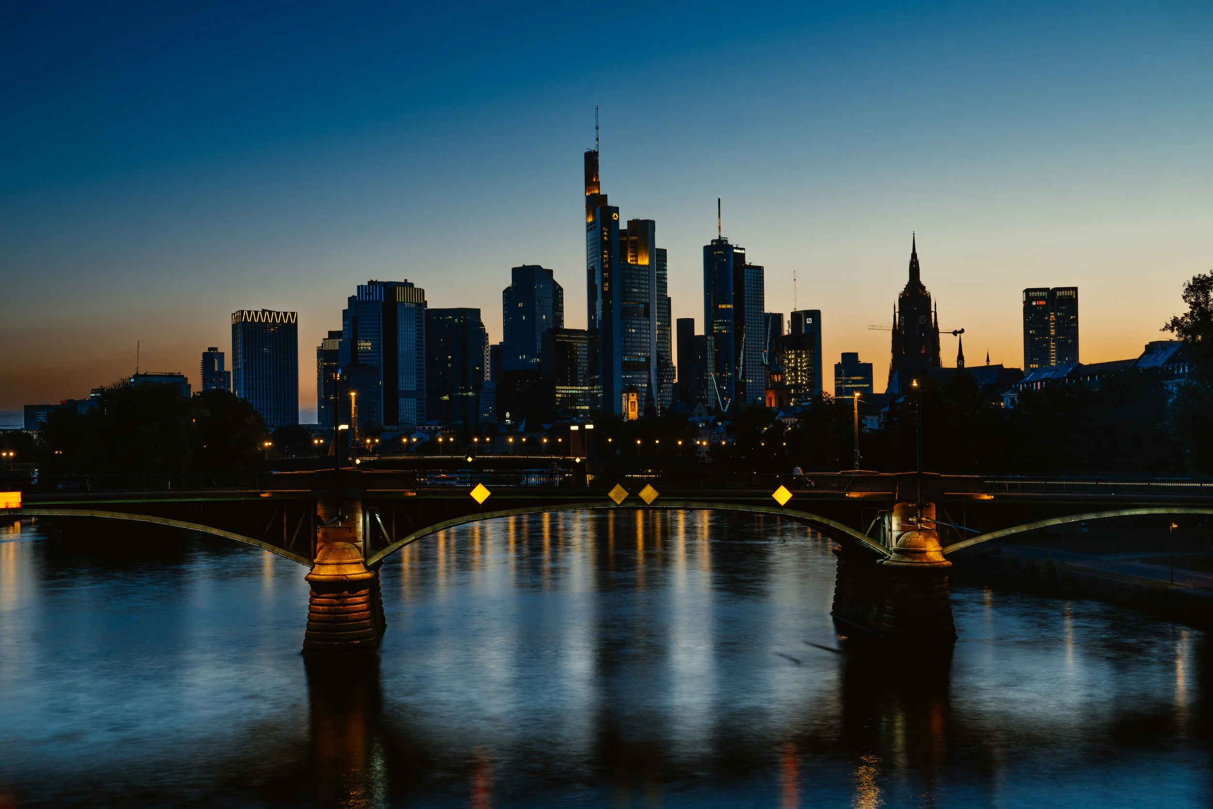 22.05.27.-FrankfurtSkylineStreet-17.jpg