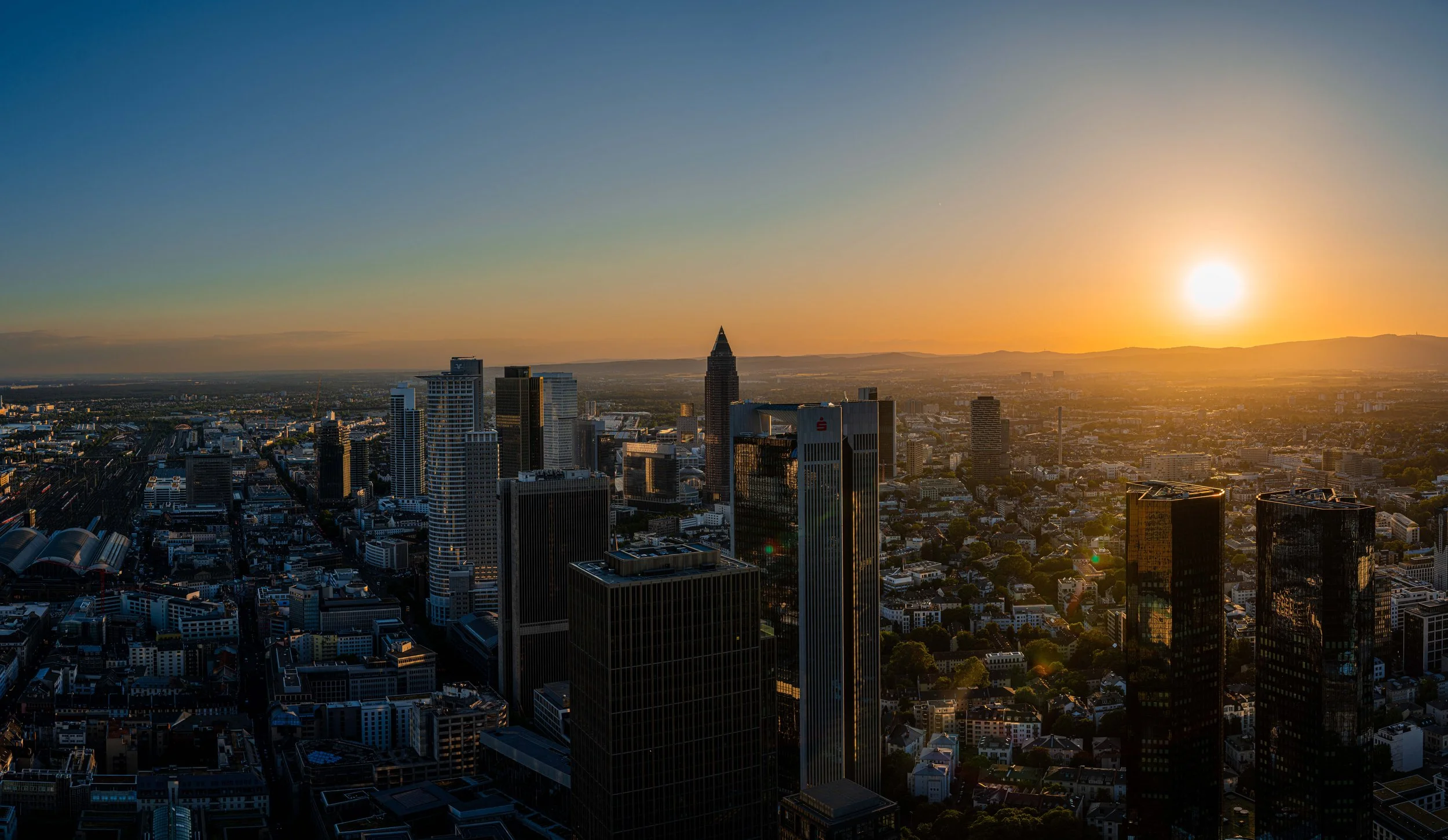 22.05.27.-FrankfurtSkylineStreet-9.jpg